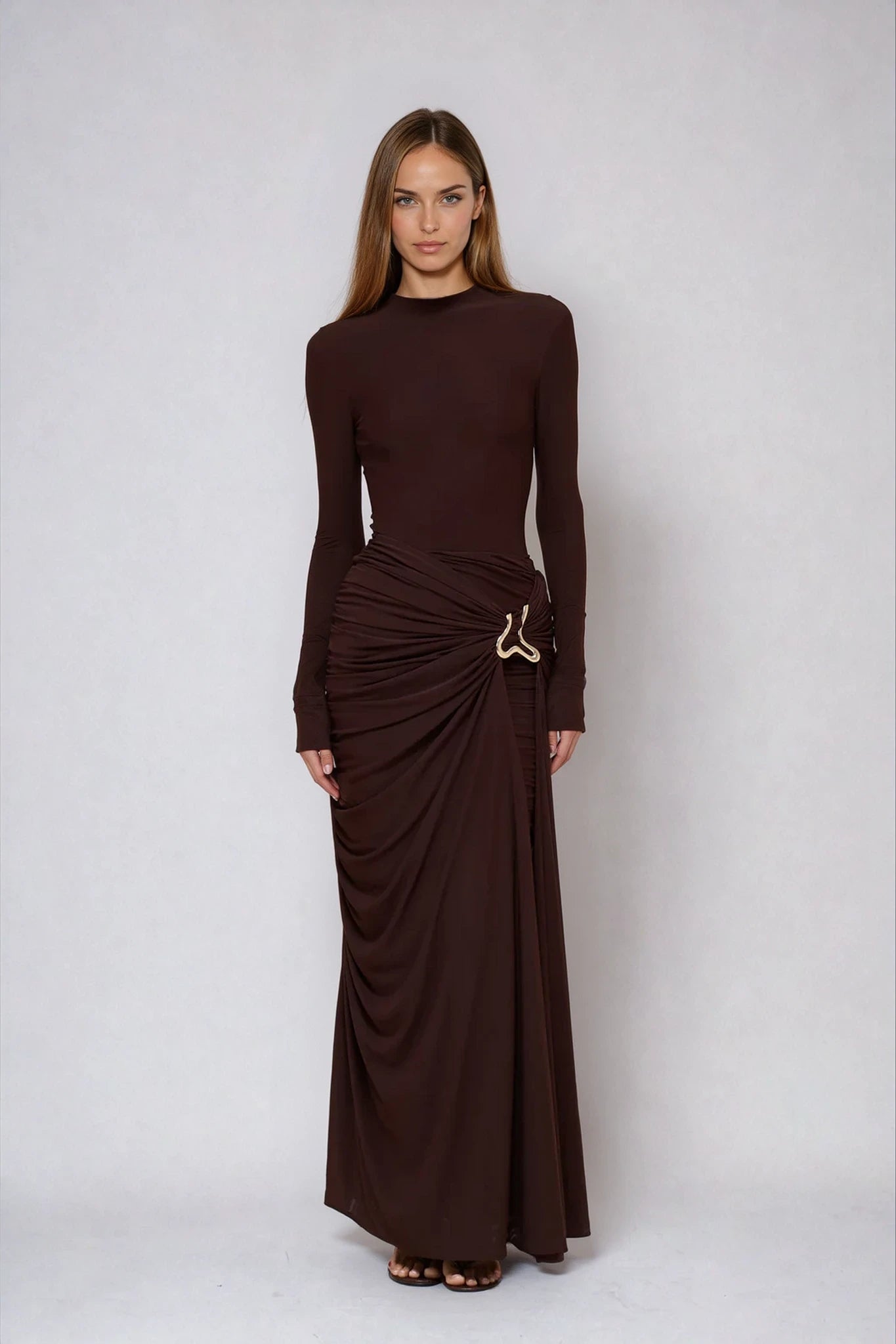 YAHAV – שמלת מקסי עם אבזם מתכת וקפלים