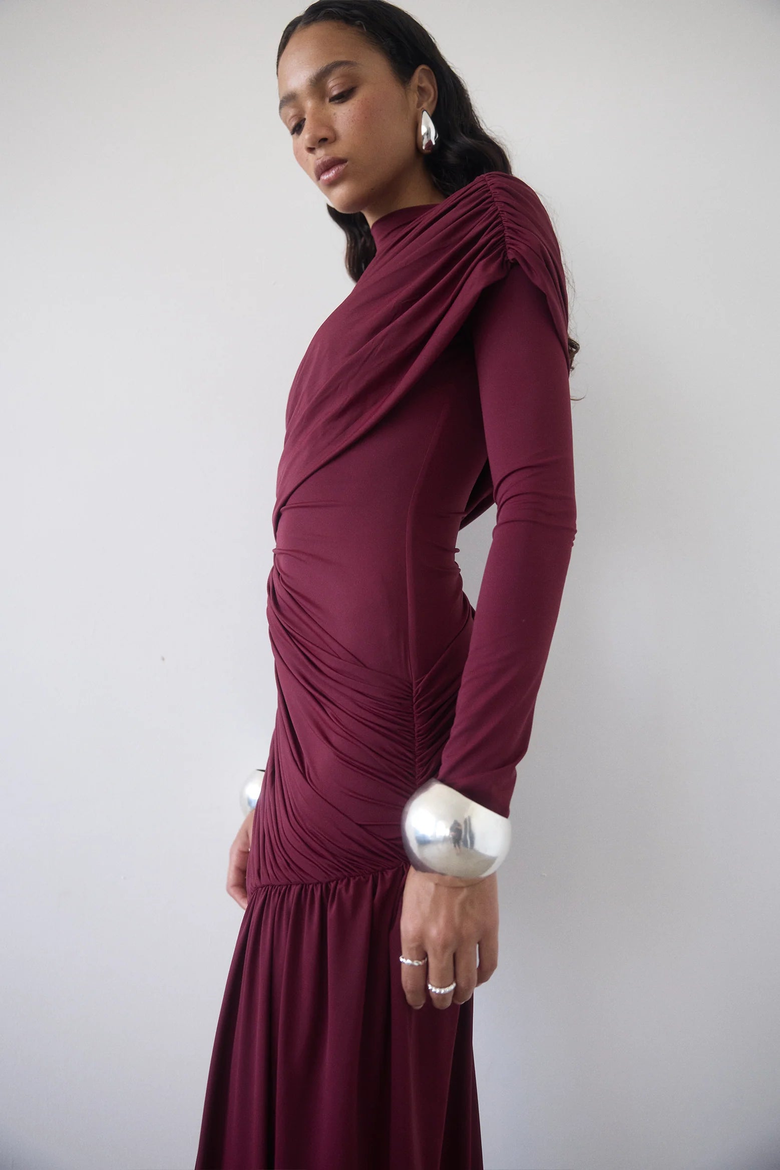 LEILA - שמלת מיני א-סימטרית קפלים שרוול ארוך דרייפ