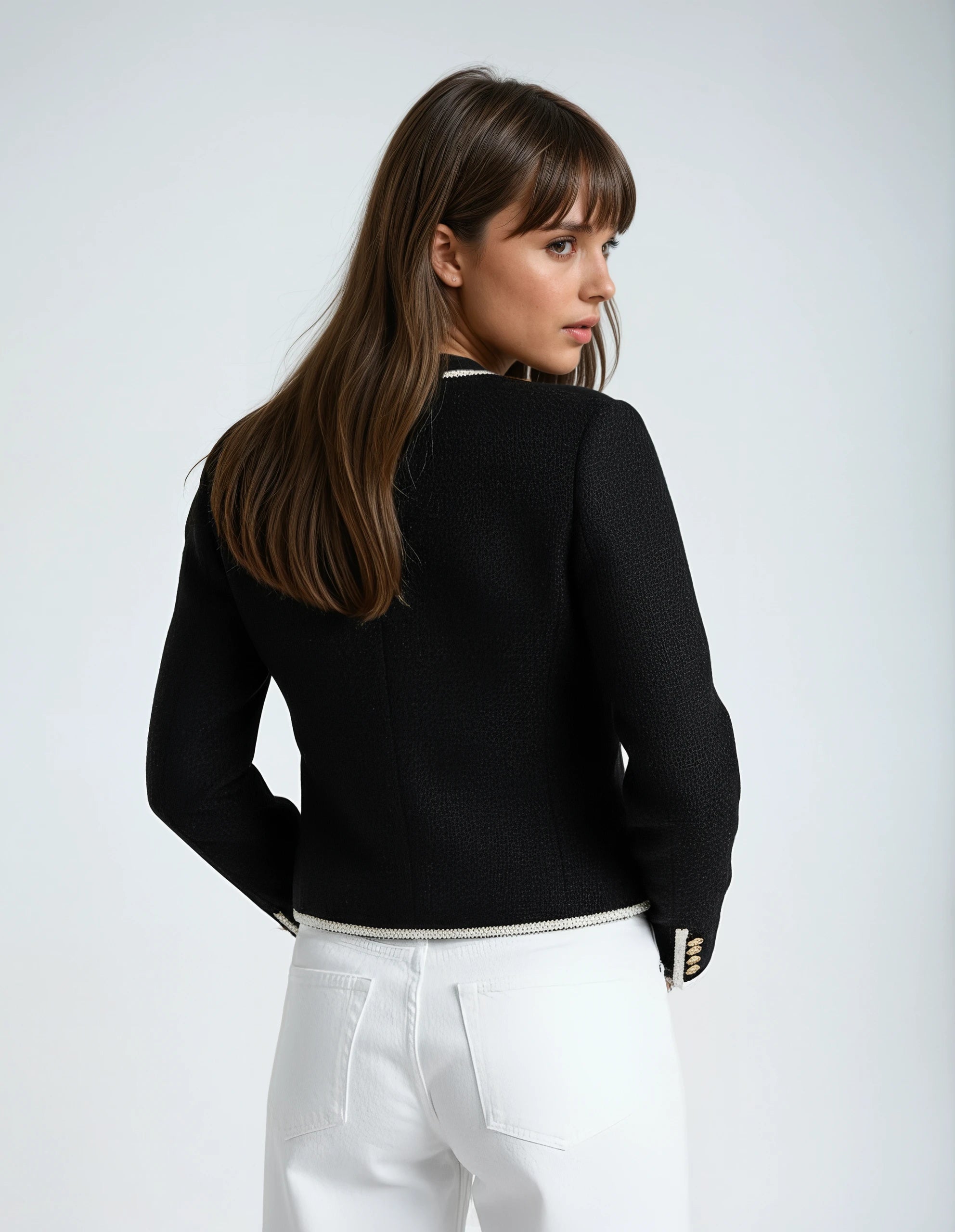 SIA – ג׳קט קצר בקונטרסט אלגנטי עם כפתורים מוזהבים