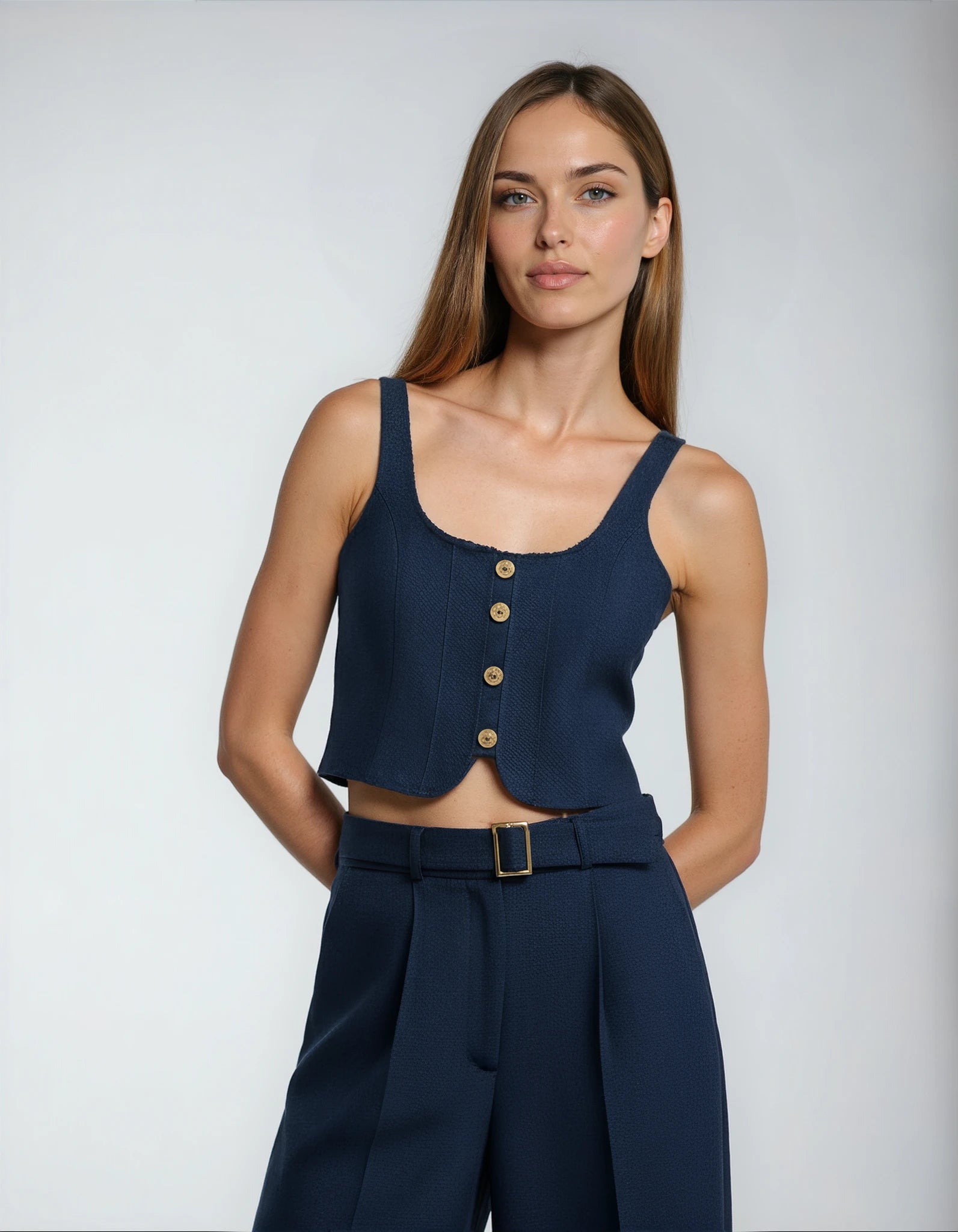 NOELLE – סט מחויט: טופ ומכנסיים מתרחבים עם חגורה