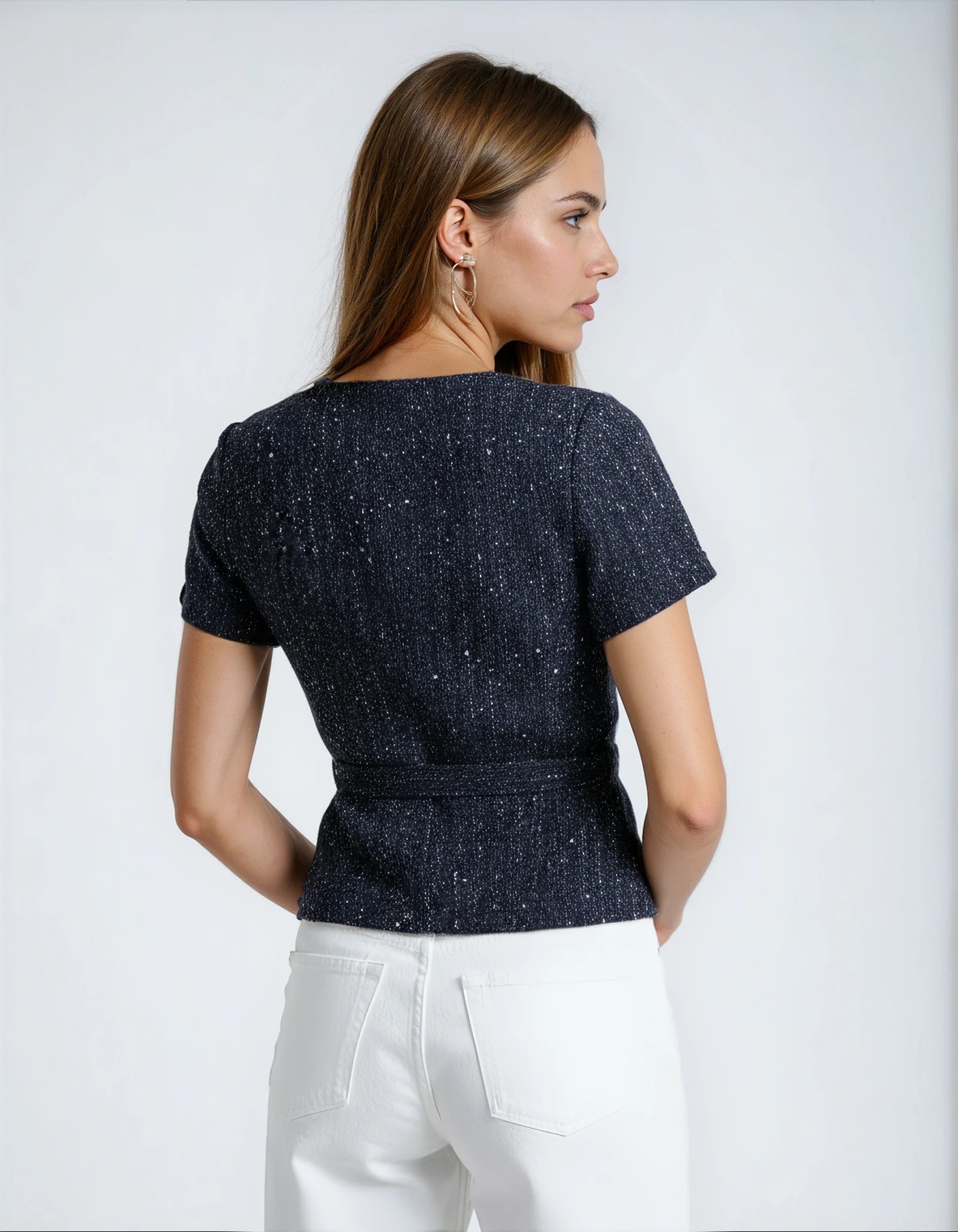 LUMI – חולצה אלגנטית עם חגורה וכפתורים זהב בכחול נייבי