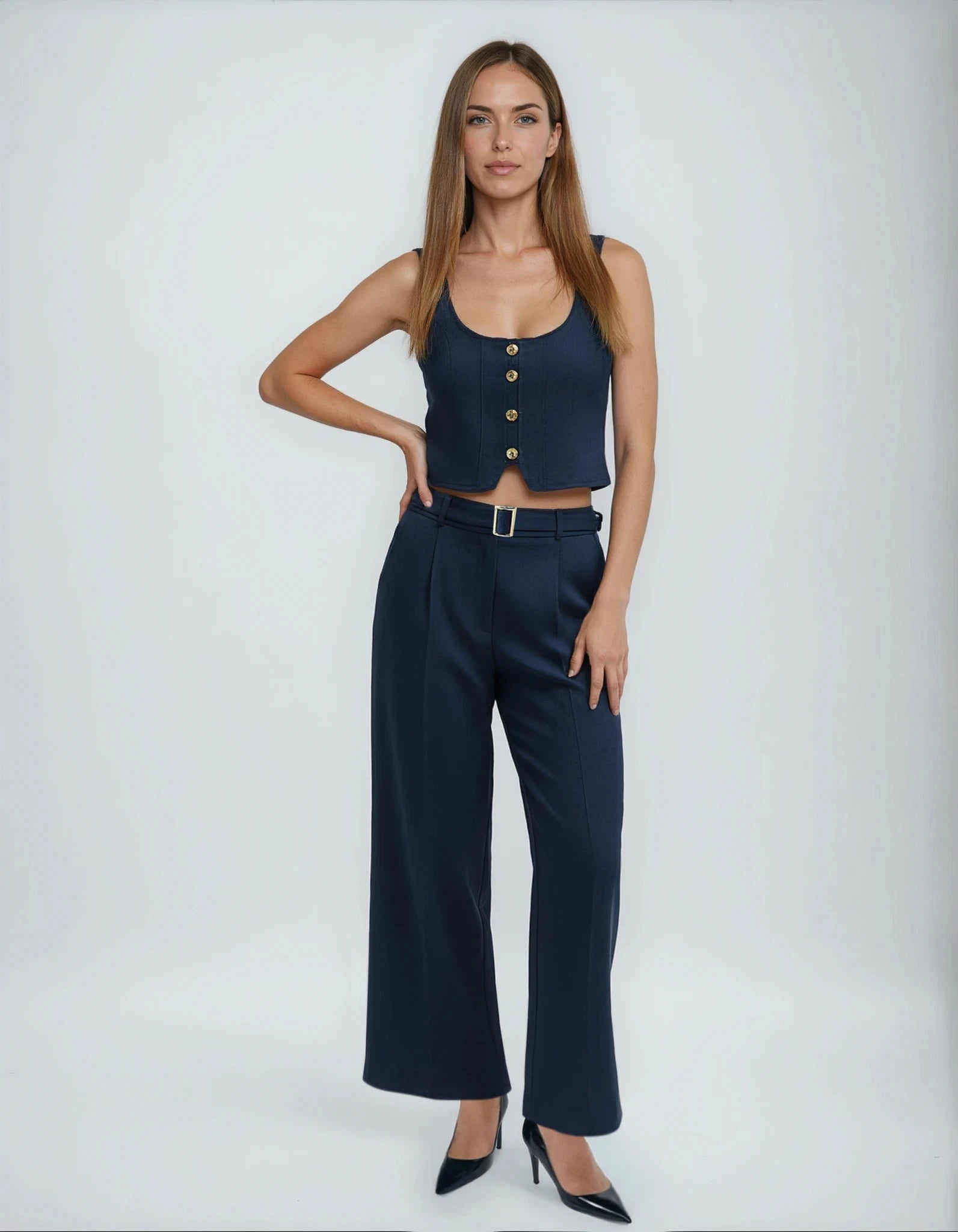 NOELLE – סט מחויט: טופ ומכנסיים מתרחבים עם חגורה