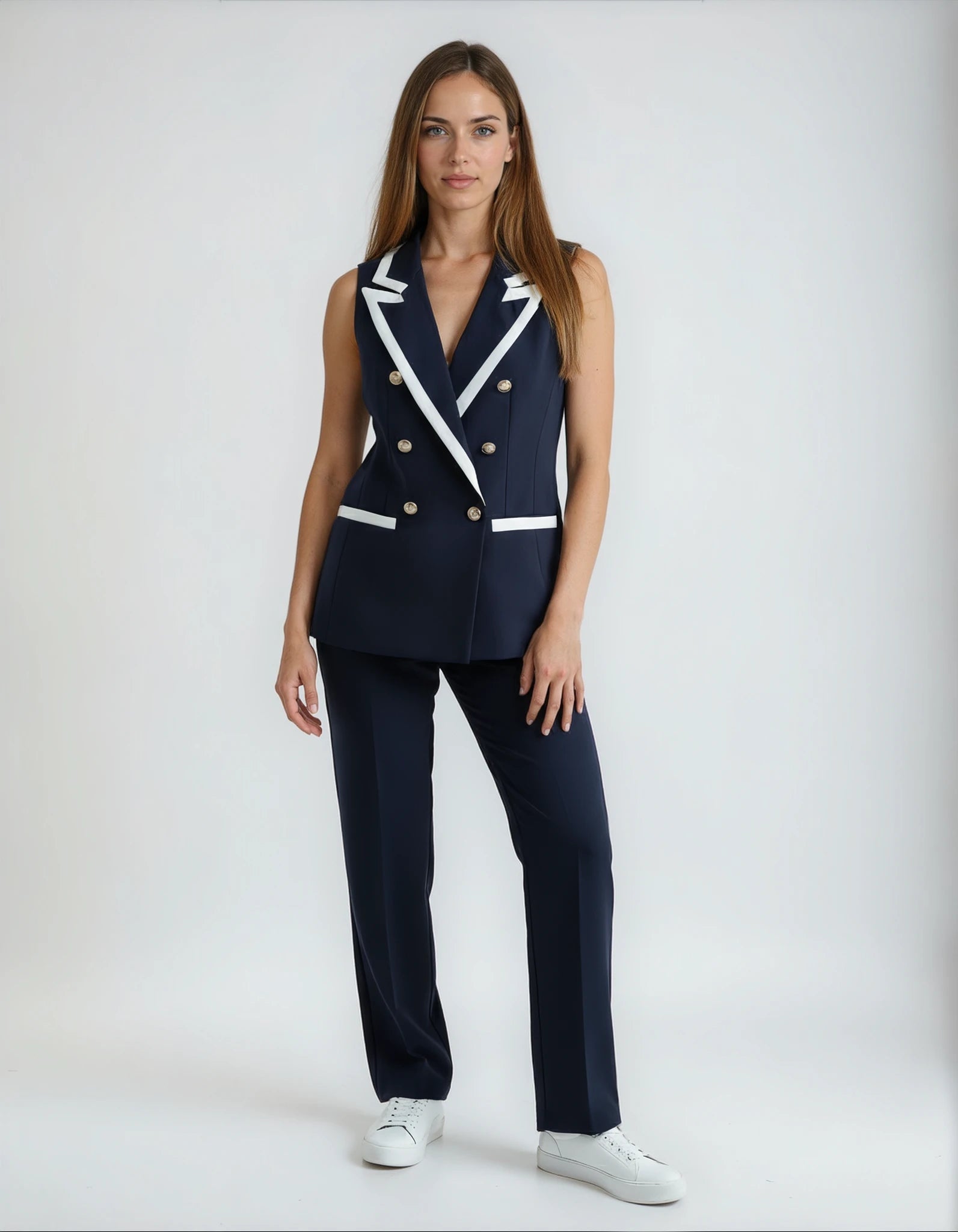 SORA – סט מחויט: וסט עם כפתורים כפולים ומכנסיים ישרים בנייבי