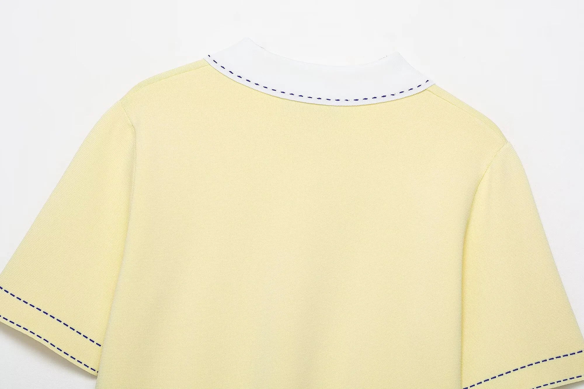 SIENNA – חולצה סרוגה קצרה עם צווארון וכפתורים בעיצוב מודרני