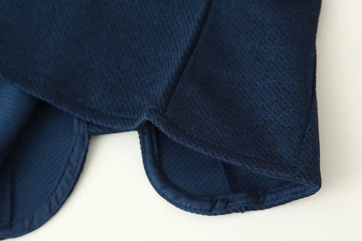 NOELLE – טופ מחויט עם כתפיות וכפתורים בכחול נייבי