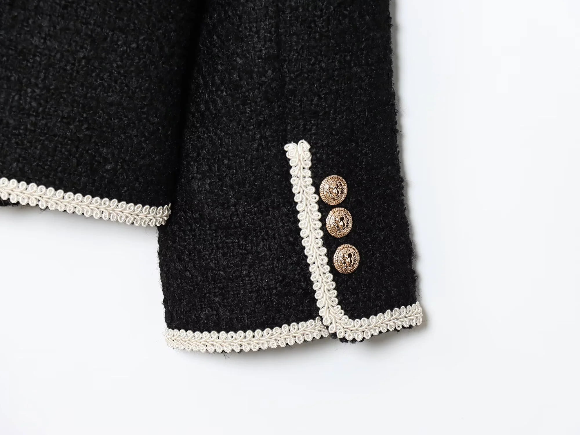 SIA – ג׳קט קצר בקונטרסט אלגנטי עם כפתורים מוזהבים