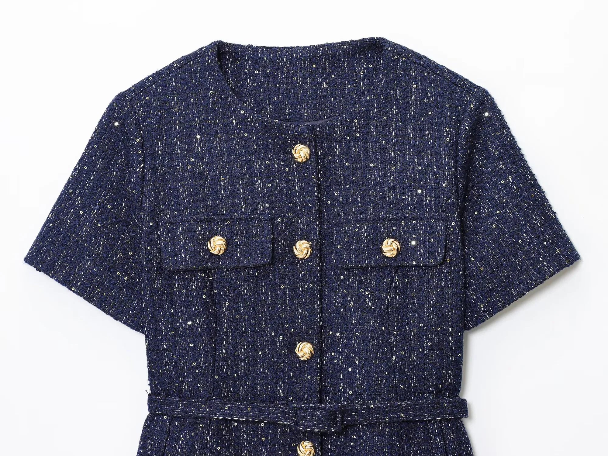 LUMI – חולצה אלגנטית עם חגורה וכפתורים זהב בכחול נייבי