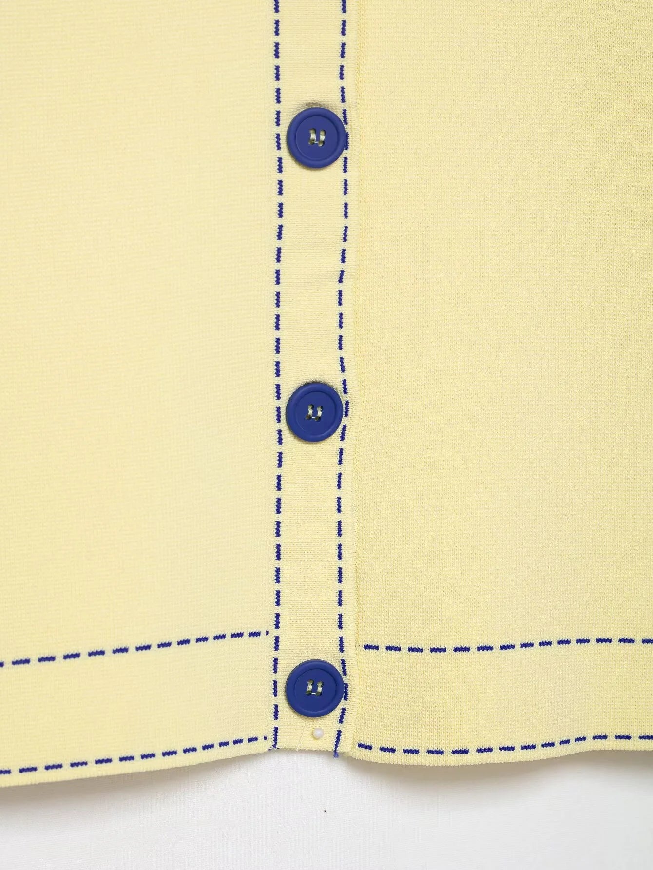 SIENNA – חולצה סרוגה קצרה עם צווארון וכפתורים בעיצוב מודרני