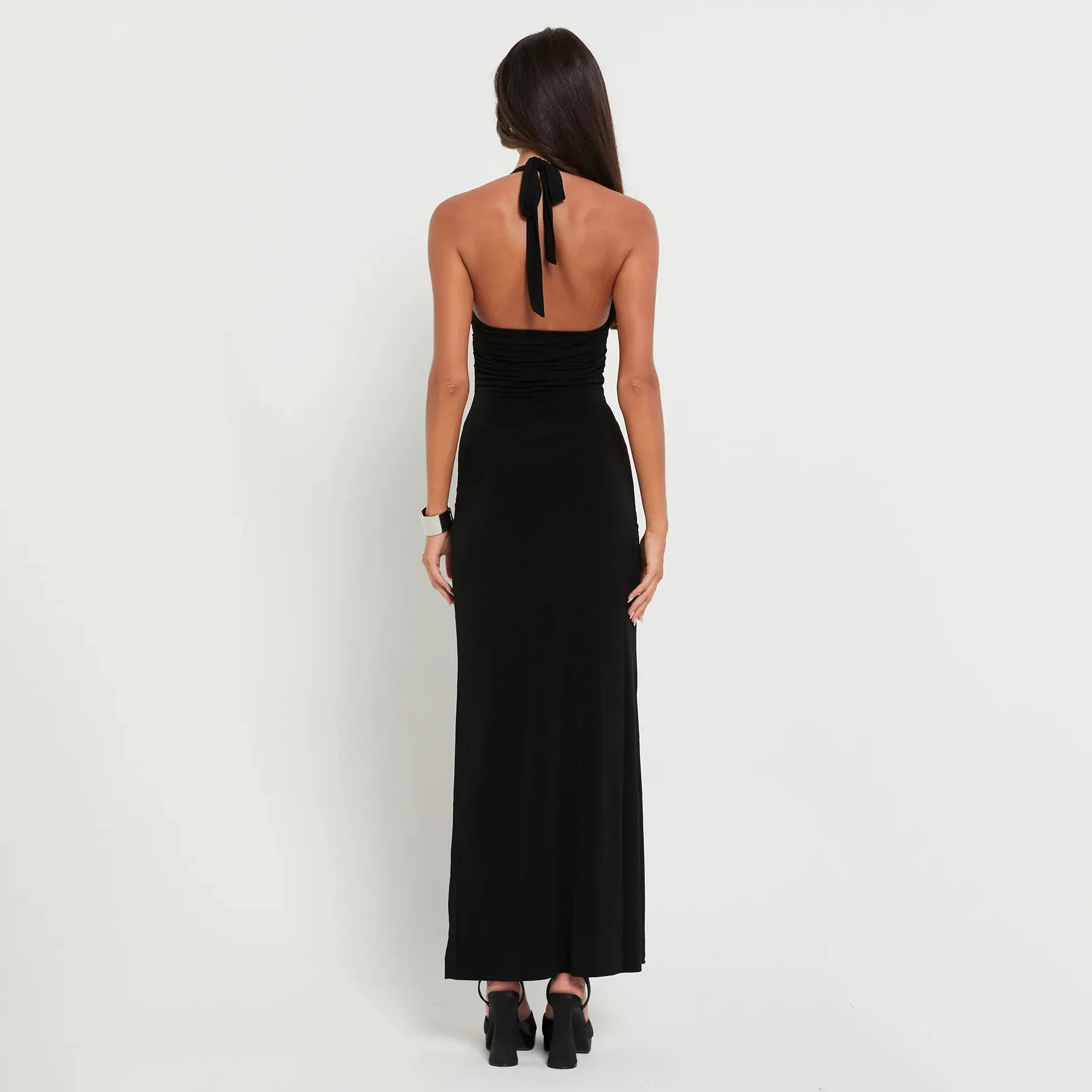 RAYA – שמלת ערב בגזרת הולטר עם גב פתוח