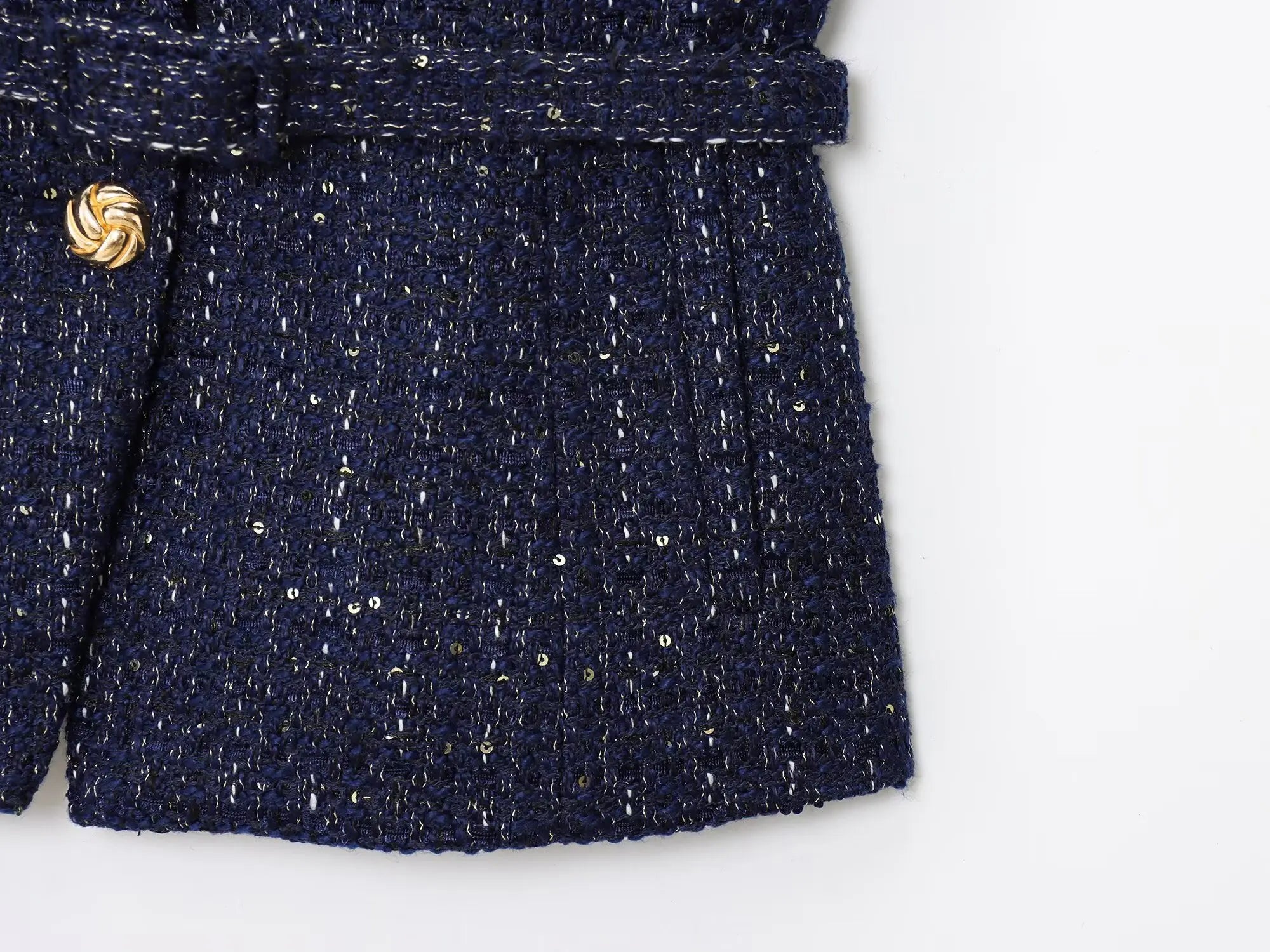 LUMI – חולצה אלגנטית עם חגורה וכפתורים זהב בכחול נייבי