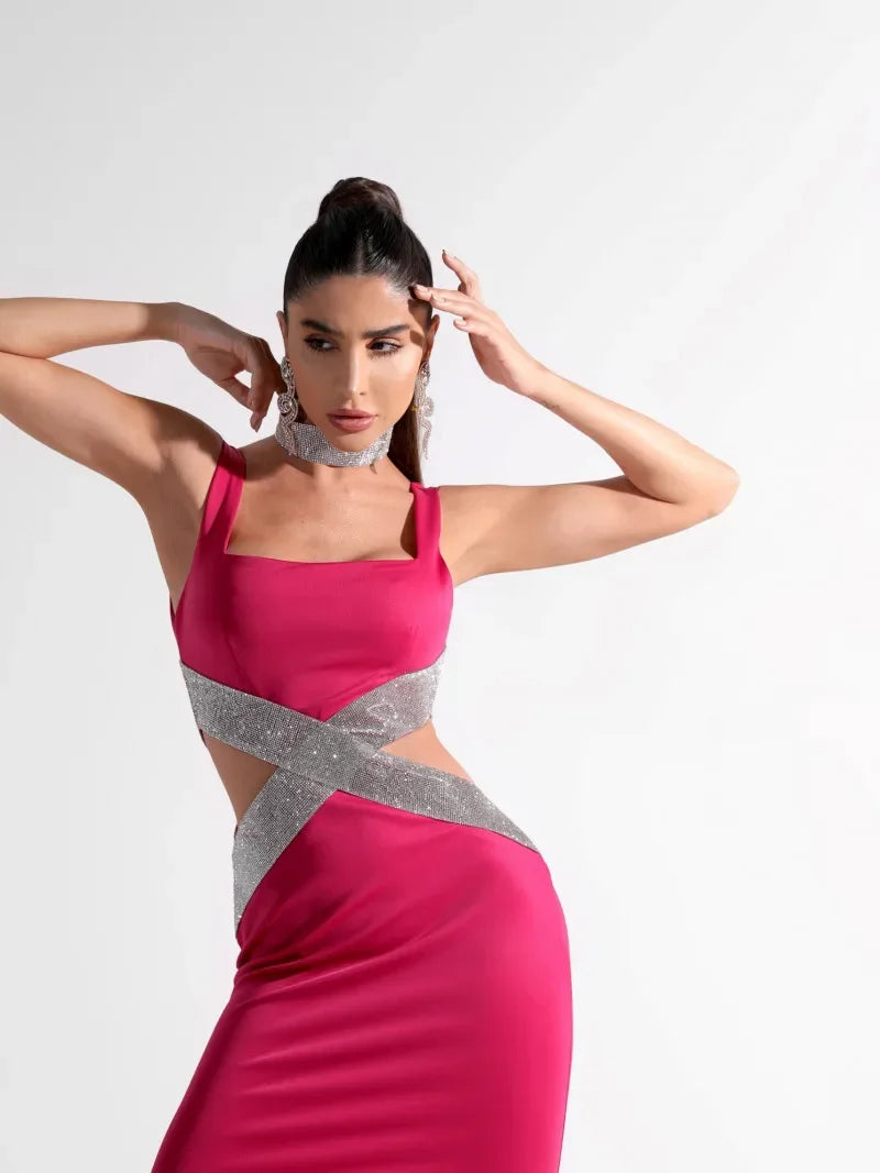 AMELIA – שמלת מידי צמודה בסגנון בנדג' עם מחשוף א-סימטרי וחיתוכי Hollow-Out