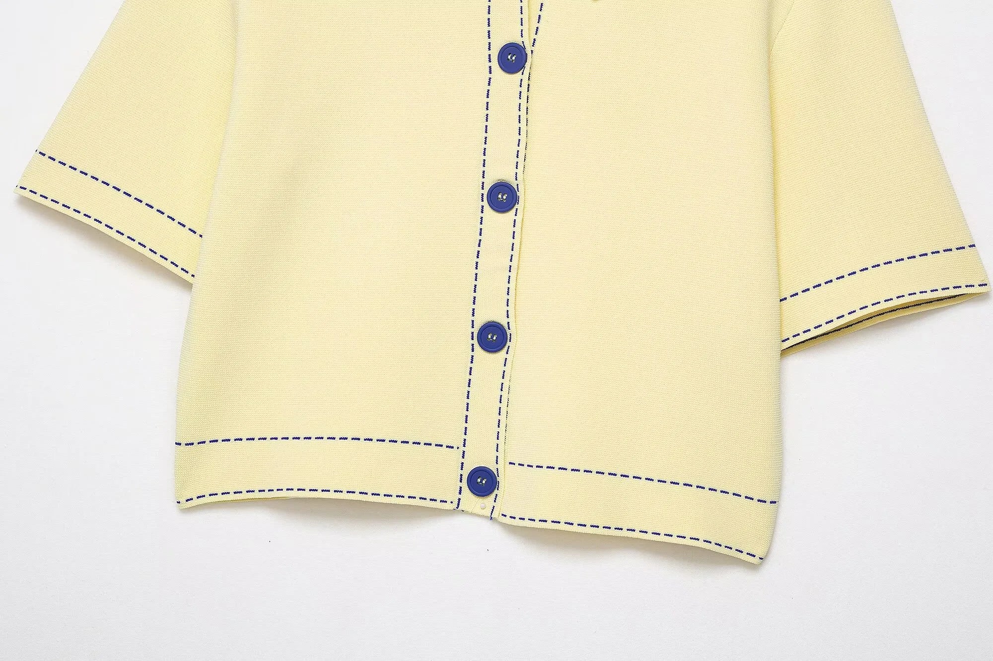 SIENNA – חולצה סרוגה קצרה עם צווארון וכפתורים בעיצוב מודרני