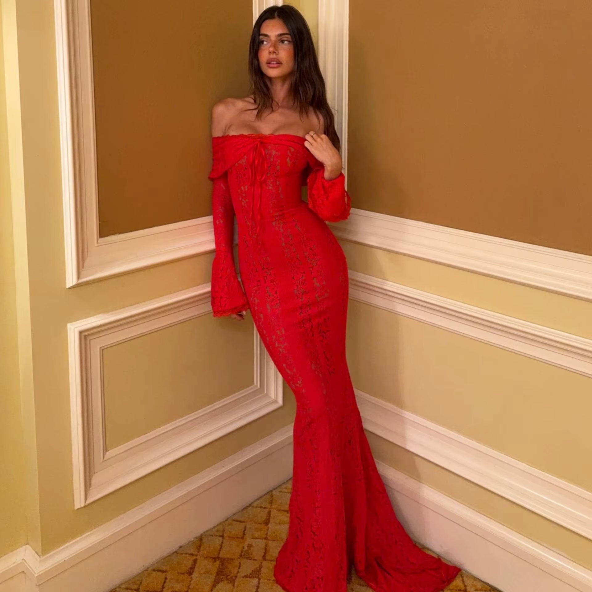 LUCIA – שמלת מקסי תחרה עם כתפיים חשופות וגב פתוח