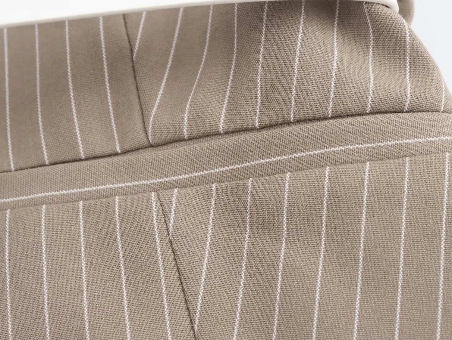 LARÉN – וסט מחויט עם חגורה וצווארון