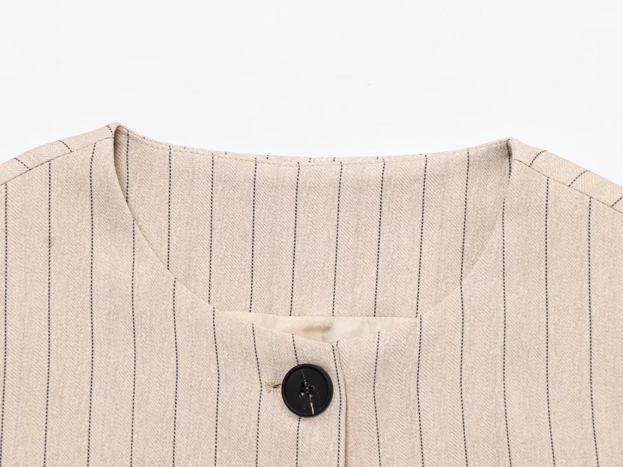 COCO – טופ פסים ללא שרוולים עם כפתורים דקורטיביים