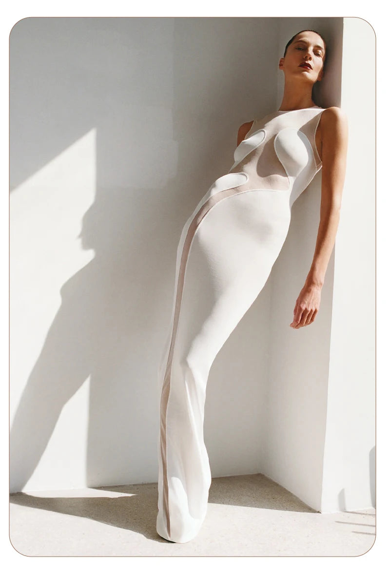 CARMEN – שמלת רשת שחורה־לבנה מחטבת עם מחשוף עגול