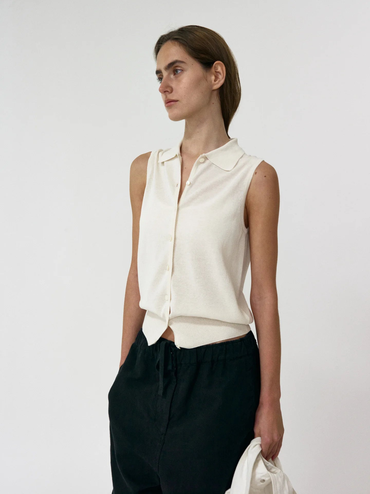 BEIGE – וסט סרוג עם צווארון פולו