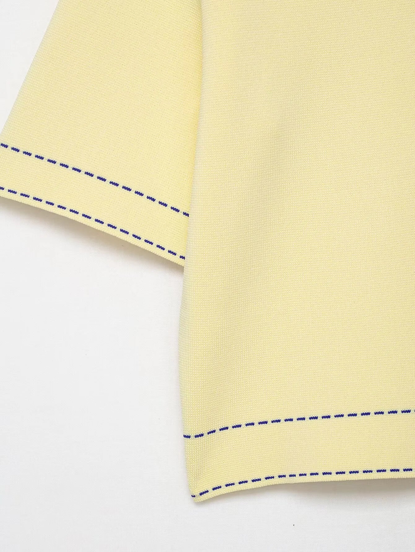 SIENNA – חולצה סרוגה קצרה עם צווארון וכפתורים בעיצוב מודרני