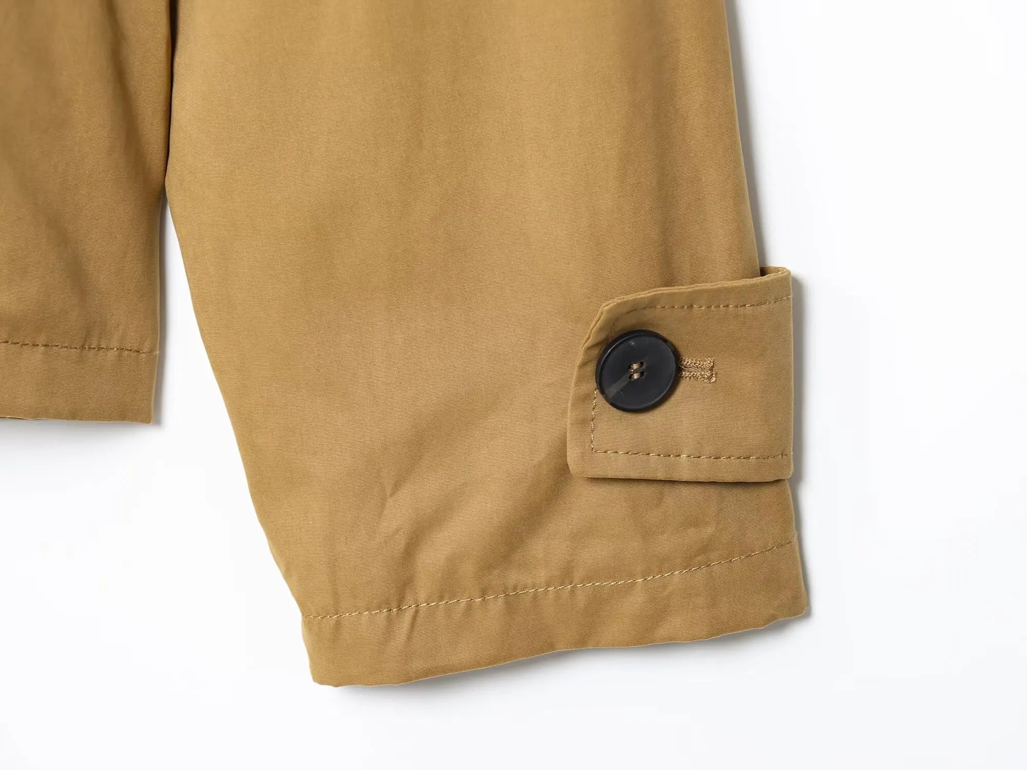 MIKA – סט אלגנטי עם ז’קט גבוה ומכנס קצר