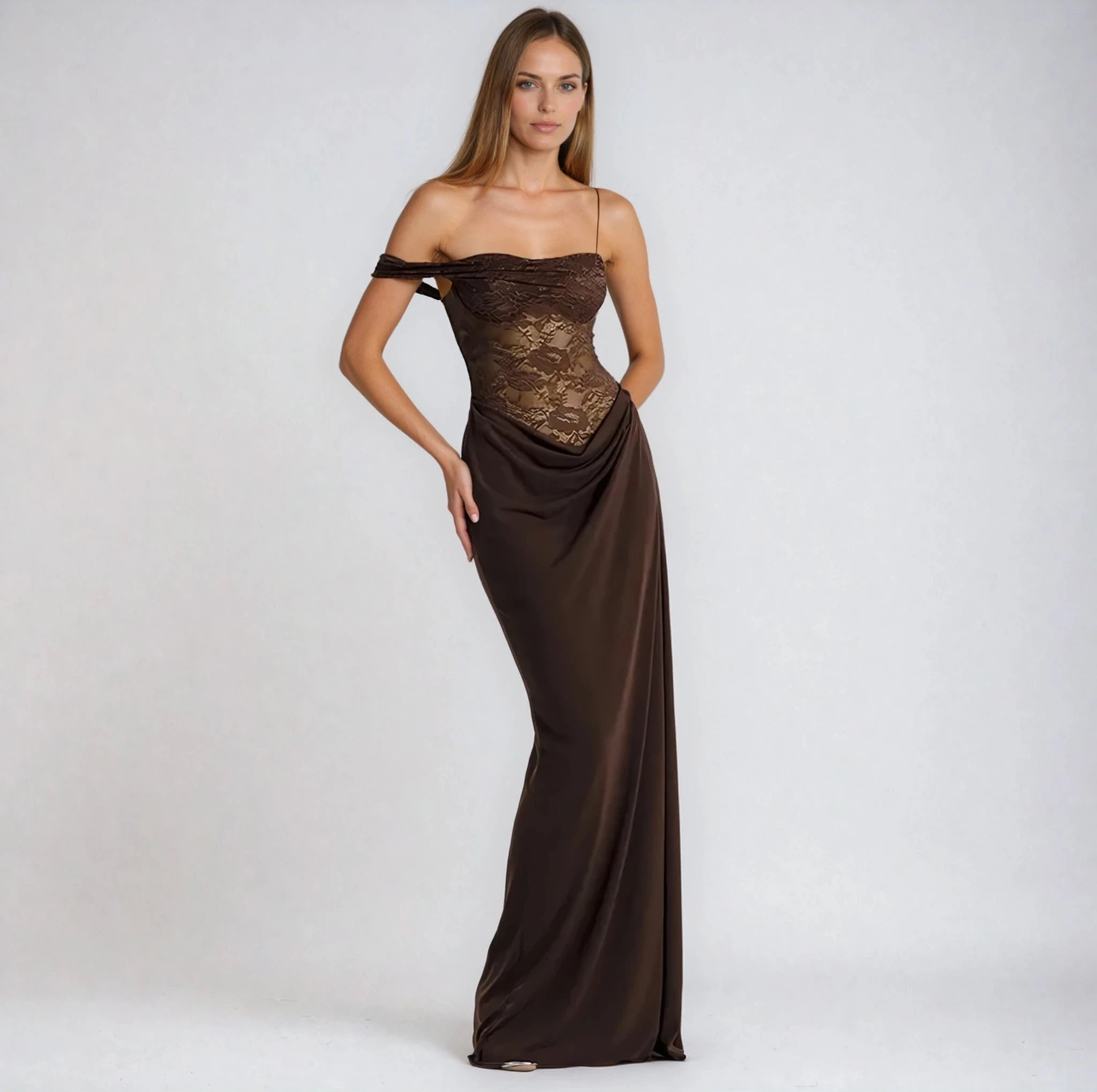 LIOR – שמלת ערב עם תחרה שקופה וכתף נופלת