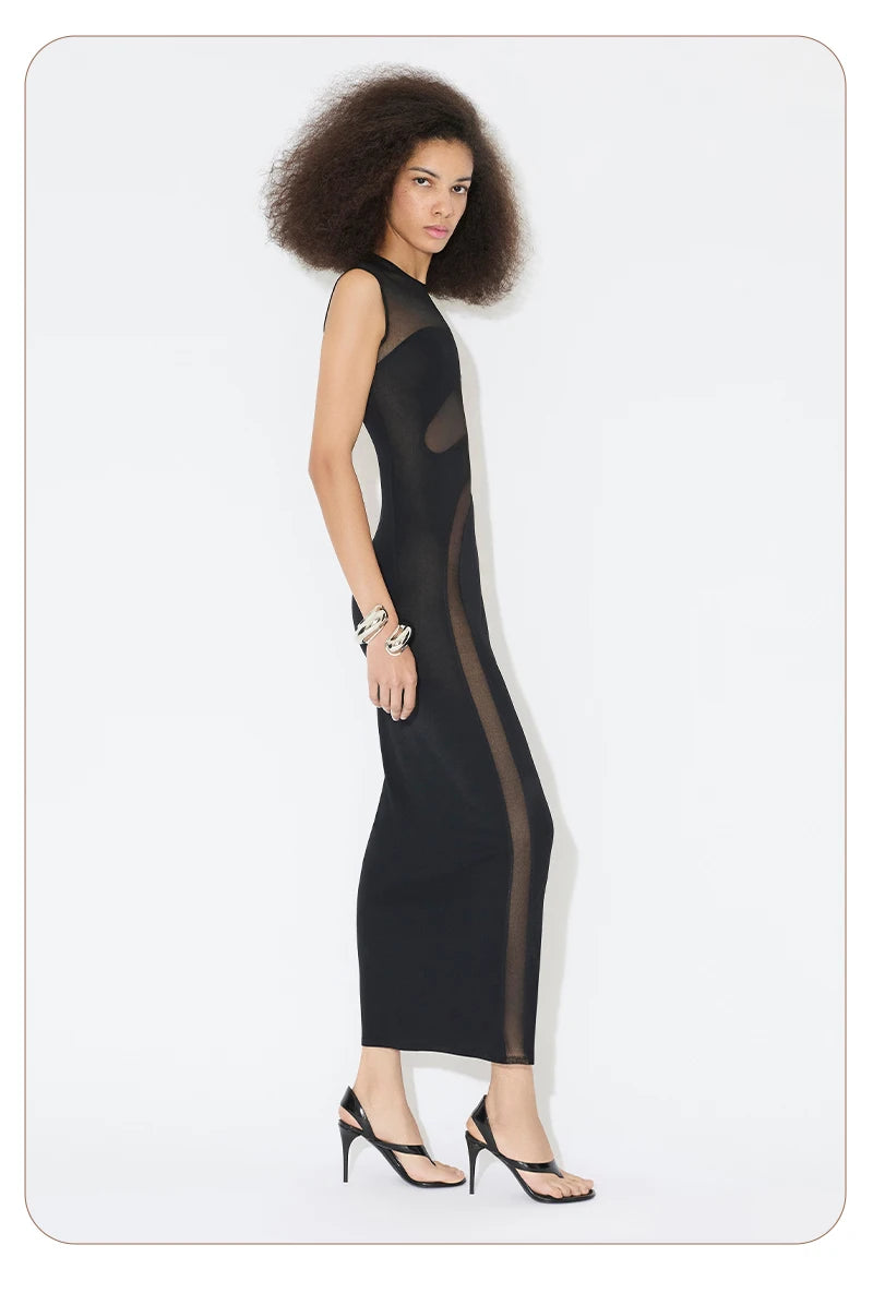 CARMEN – שמלת רשת שחורה־לבנה מחטבת עם מחשוף עגול