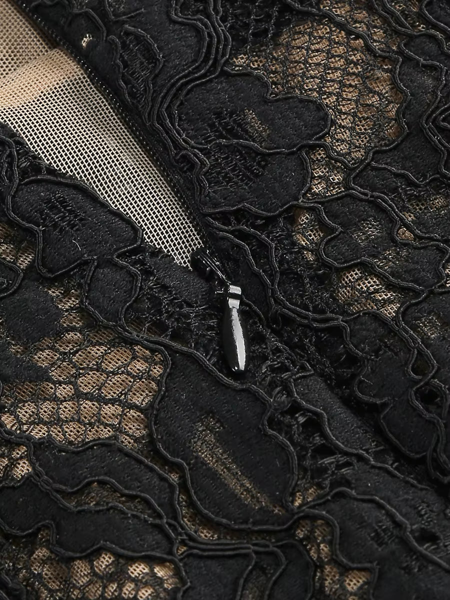 CLAIRE – שמלת תחרה מחטבת באורך מידי עם כתפיות דקות