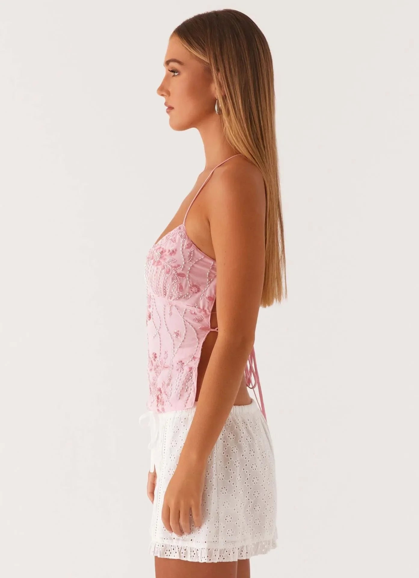 VALENTINA – גופיית Slim Fit רקומה עם כתפיות מוצלבות