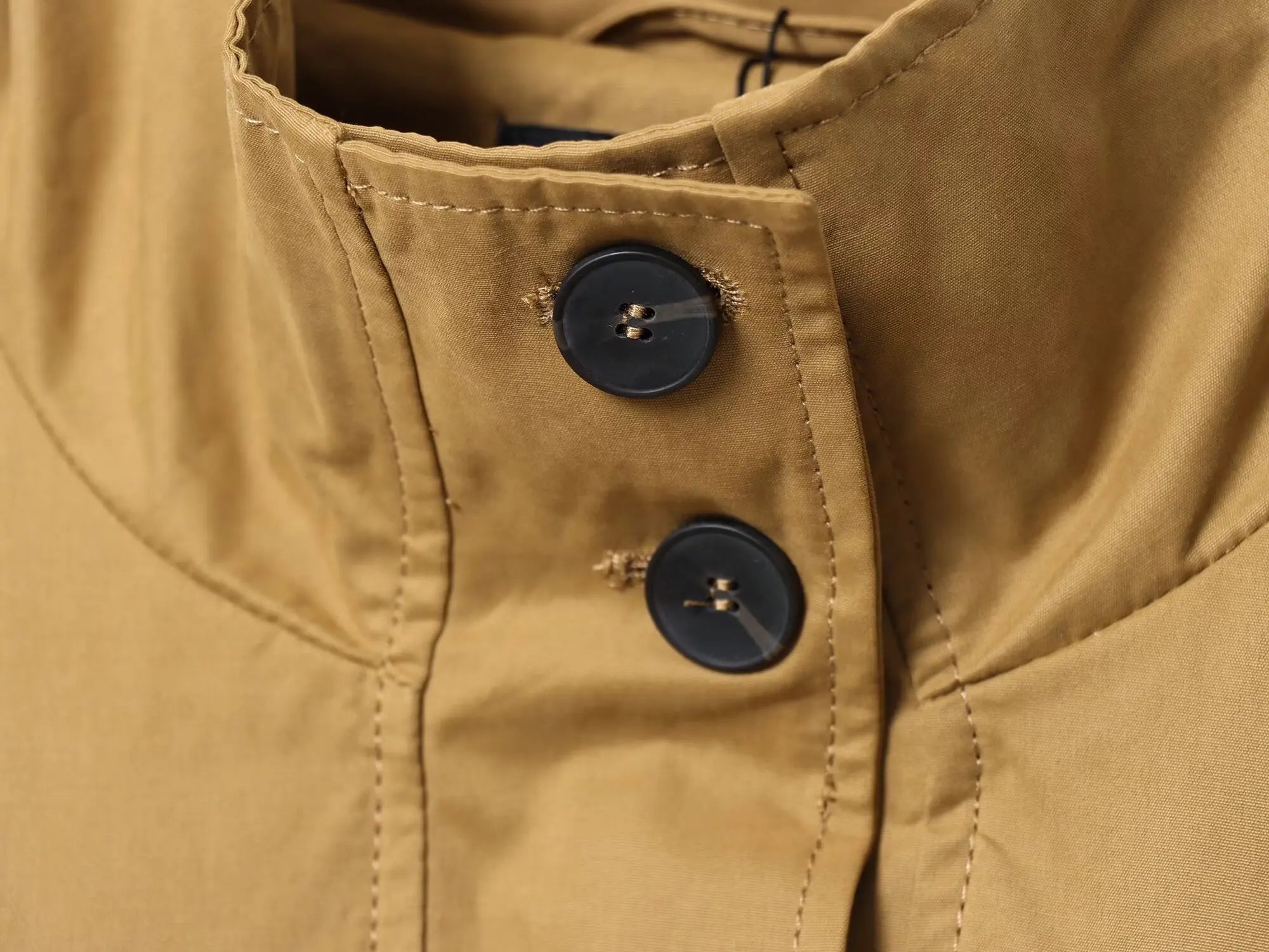 MIKA – סט אלגנטי עם ז’קט גבוה ומכנס קצר