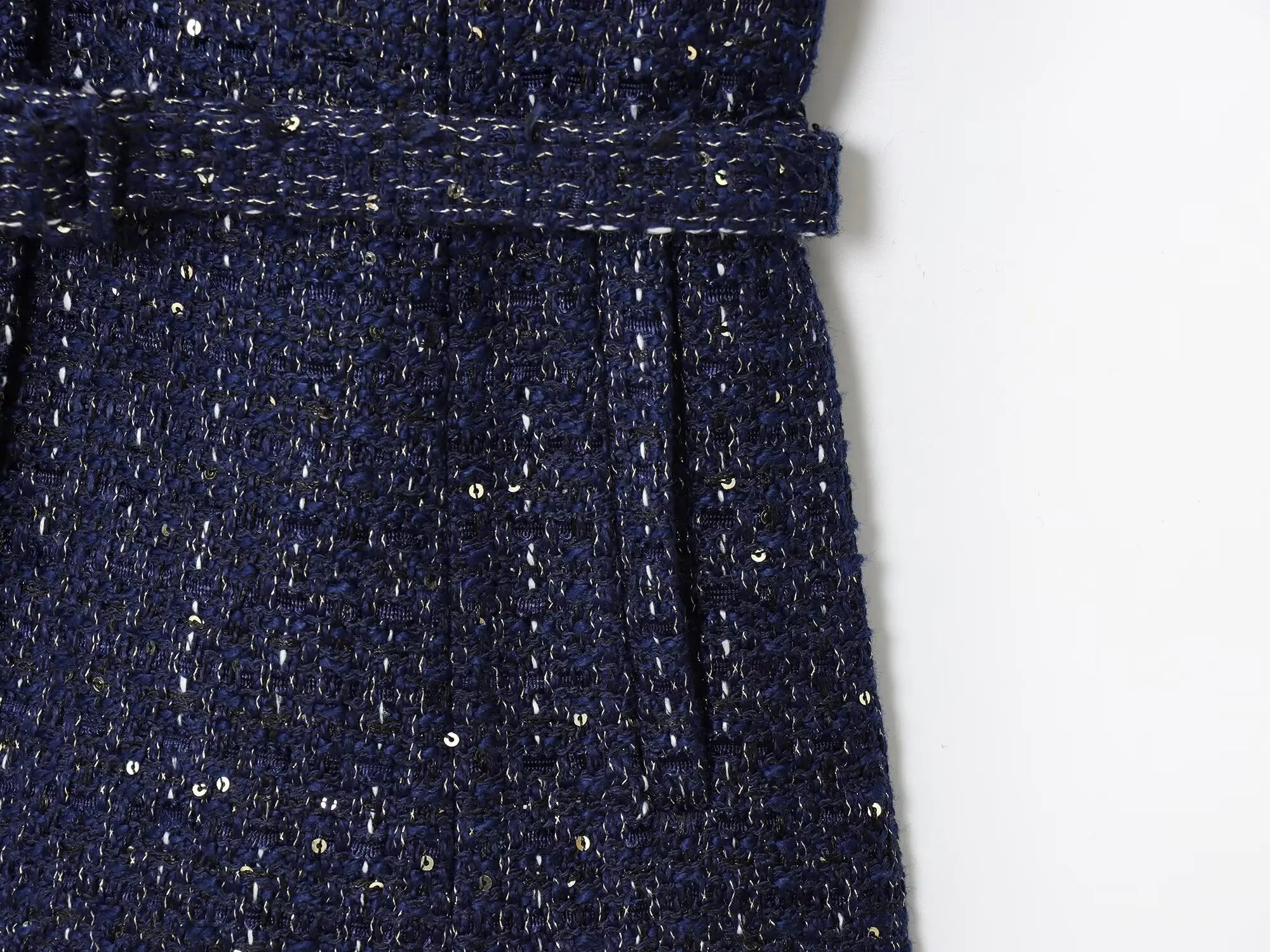 LUMI – חולצה אלגנטית עם חגורה וכפתורים זהב בכחול נייבי