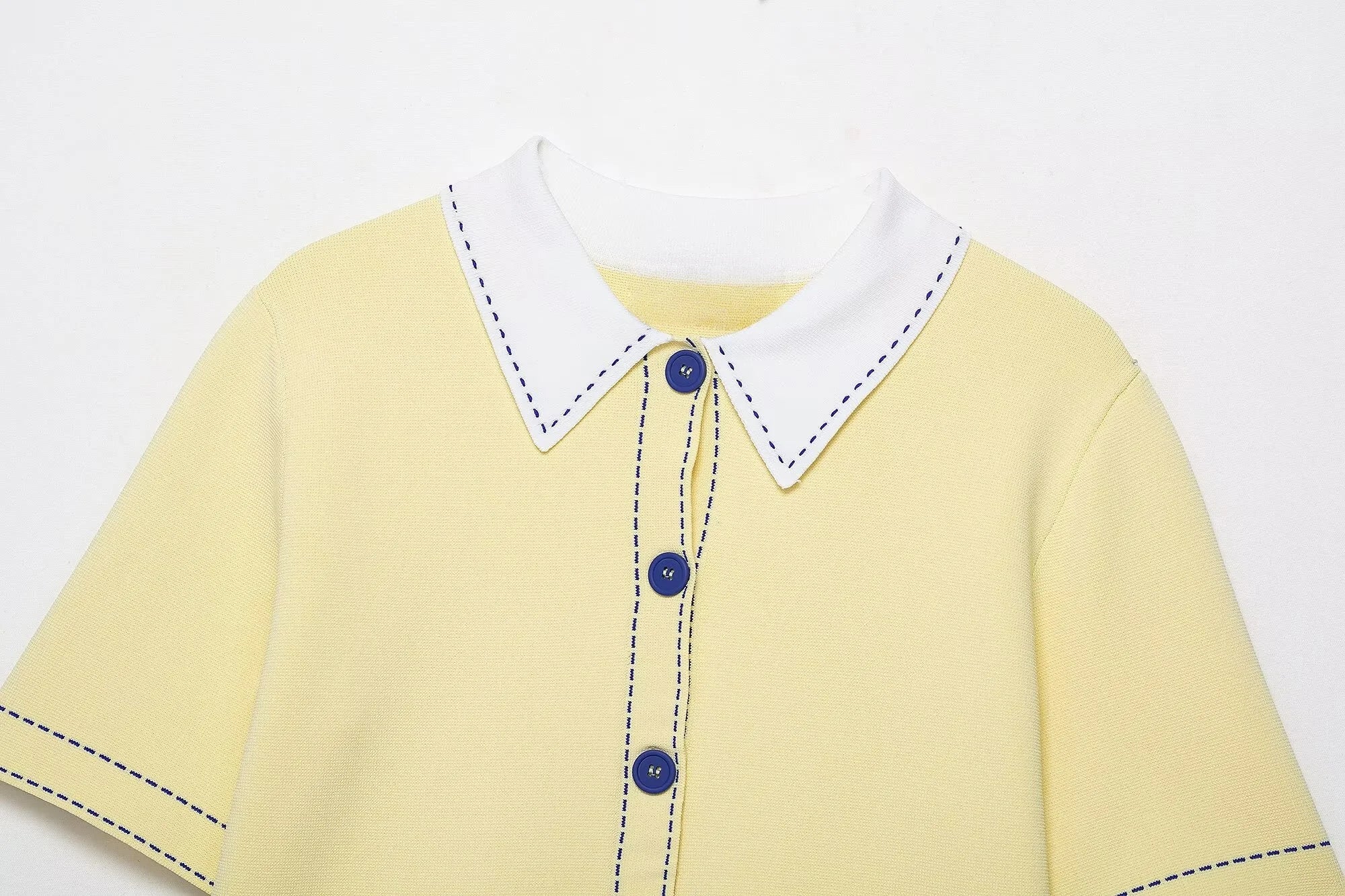 SIENNA – חולצה סרוגה קצרה עם צווארון וכפתורים בעיצוב מודרני