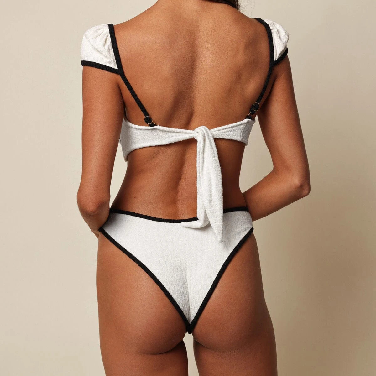MILA – סט ביקיני בגזרה גבוהה עם עיטורים שחורים