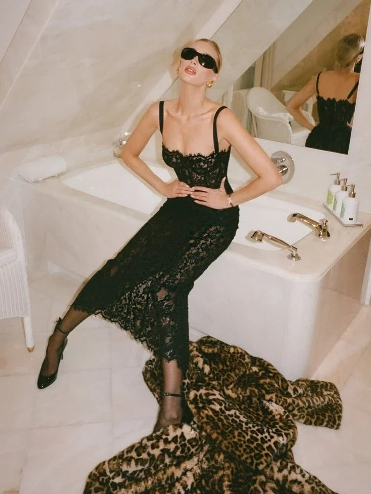 CLAIRE – שמלת תחרה מחטבת באורך מידי עם כתפיות דקות