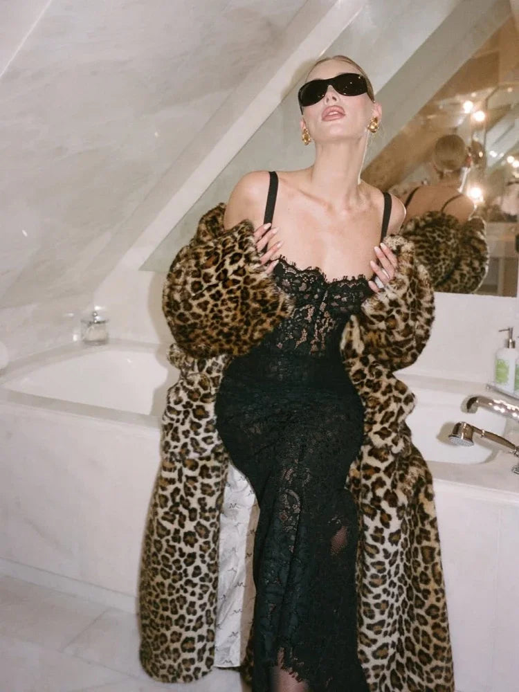 CLAIRE – שמלת תחרה מחטבת באורך מידי עם כתפיות דקות