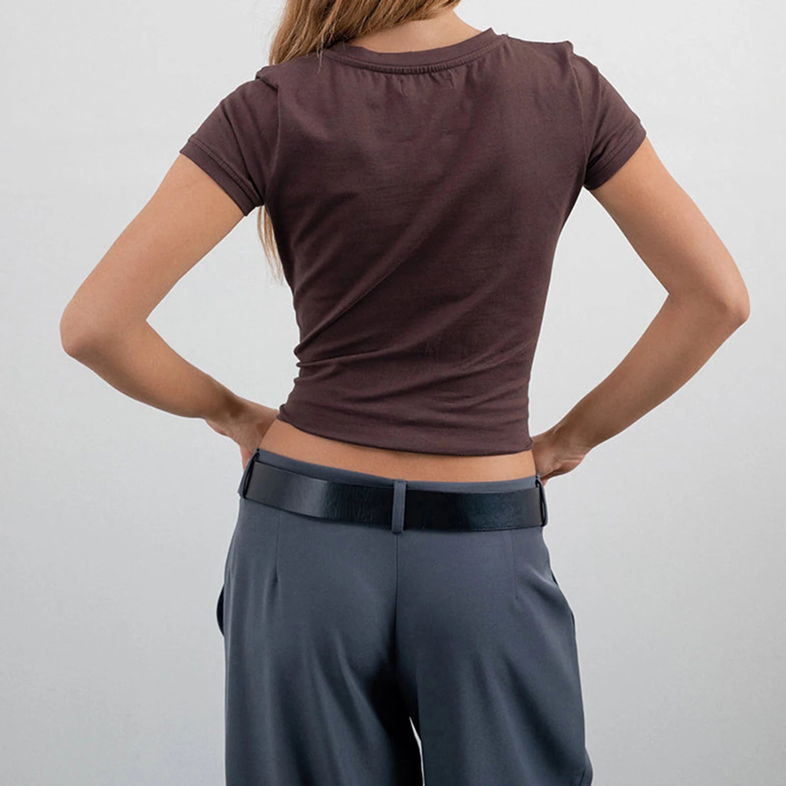 LARA – טי־שירט קרופ חומה
