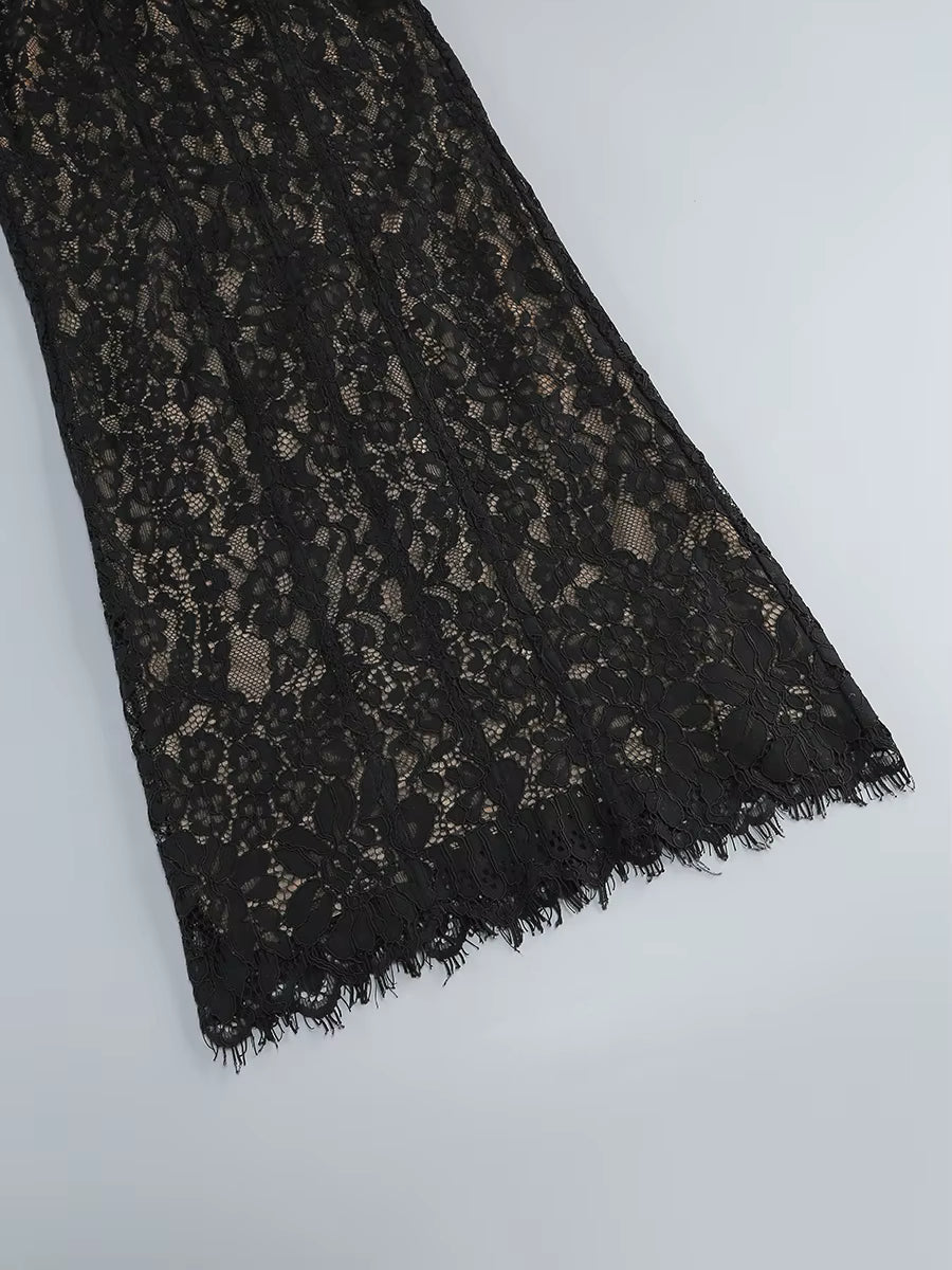 CLAIRE – שמלת תחרה מחטבת באורך מידי עם כתפיות דקות