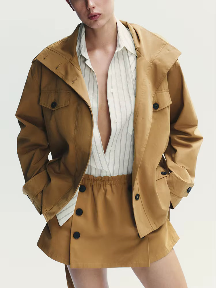 MIKA – סט אלגנטי עם ז’קט גבוה ומכנס קצר