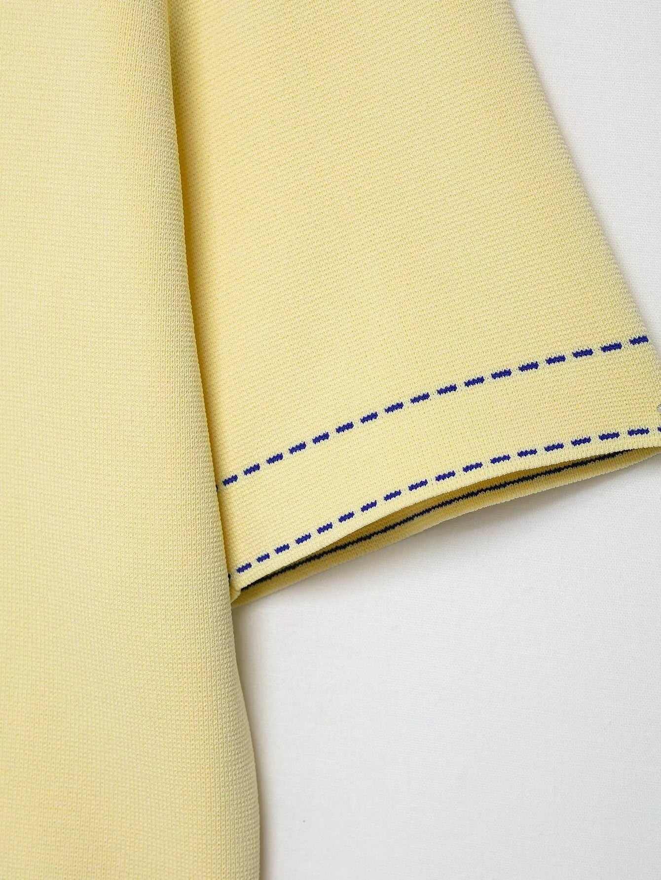 SIENNA – חולצה סרוגה קצרה עם צווארון וכפתורים בעיצוב מודרני