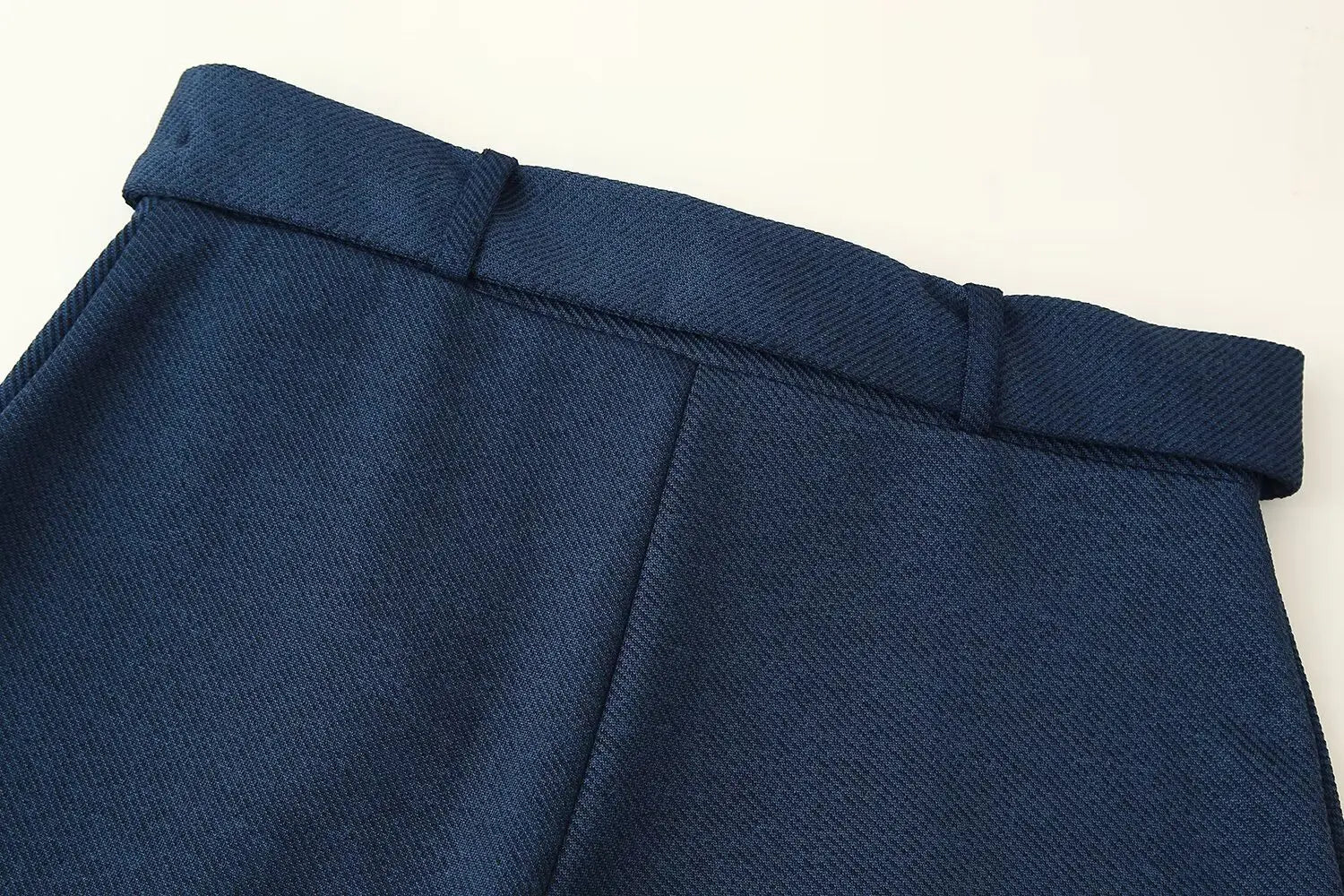 NOELLE – סט מחויט: טופ ומכנסיים מתרחבים עם חגורה