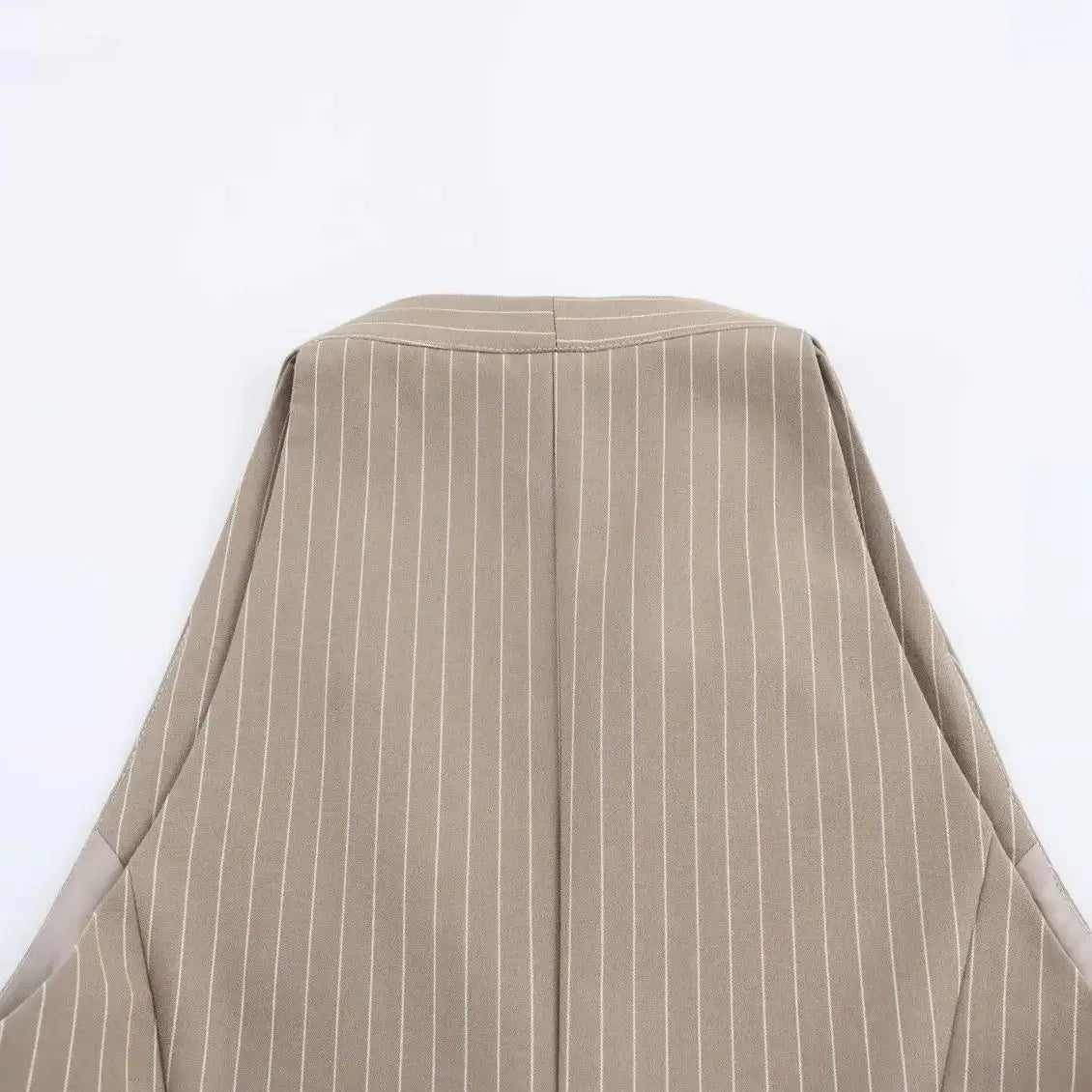 LARÉN – וסט מחויט עם חגורה וצווארון