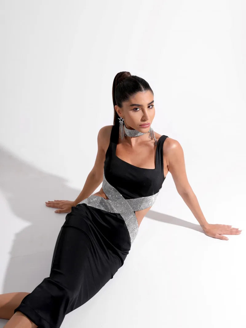 AMELIA – שמלת מידי צמודה בסגנון בנדג' עם מחשוף א-סימטרי וחיתוכי Hollow-Out