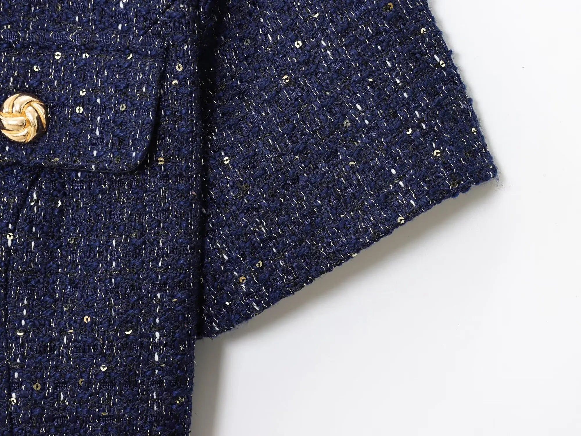 LUMI – חולצה אלגנטית עם חגורה וכפתורים זהב בכחול נייבי