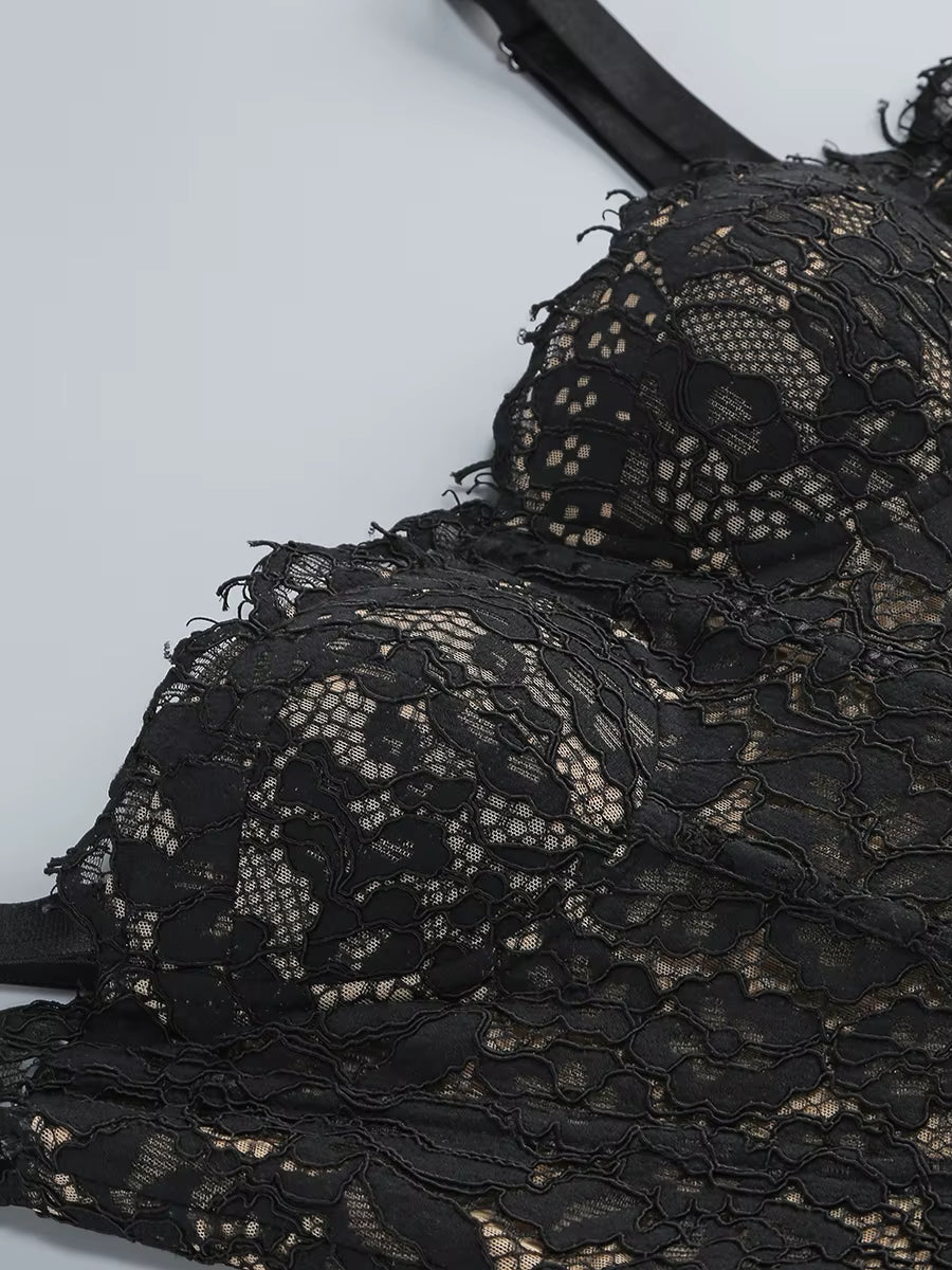 CLAIRE – שמלת תחרה מחטבת באורך מידי עם כתפיות דקות