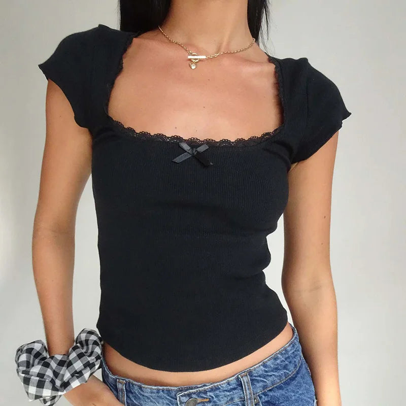 LIVIA – טי־שירט בייבי מחטבת עם תחרה וגזרת מרובע