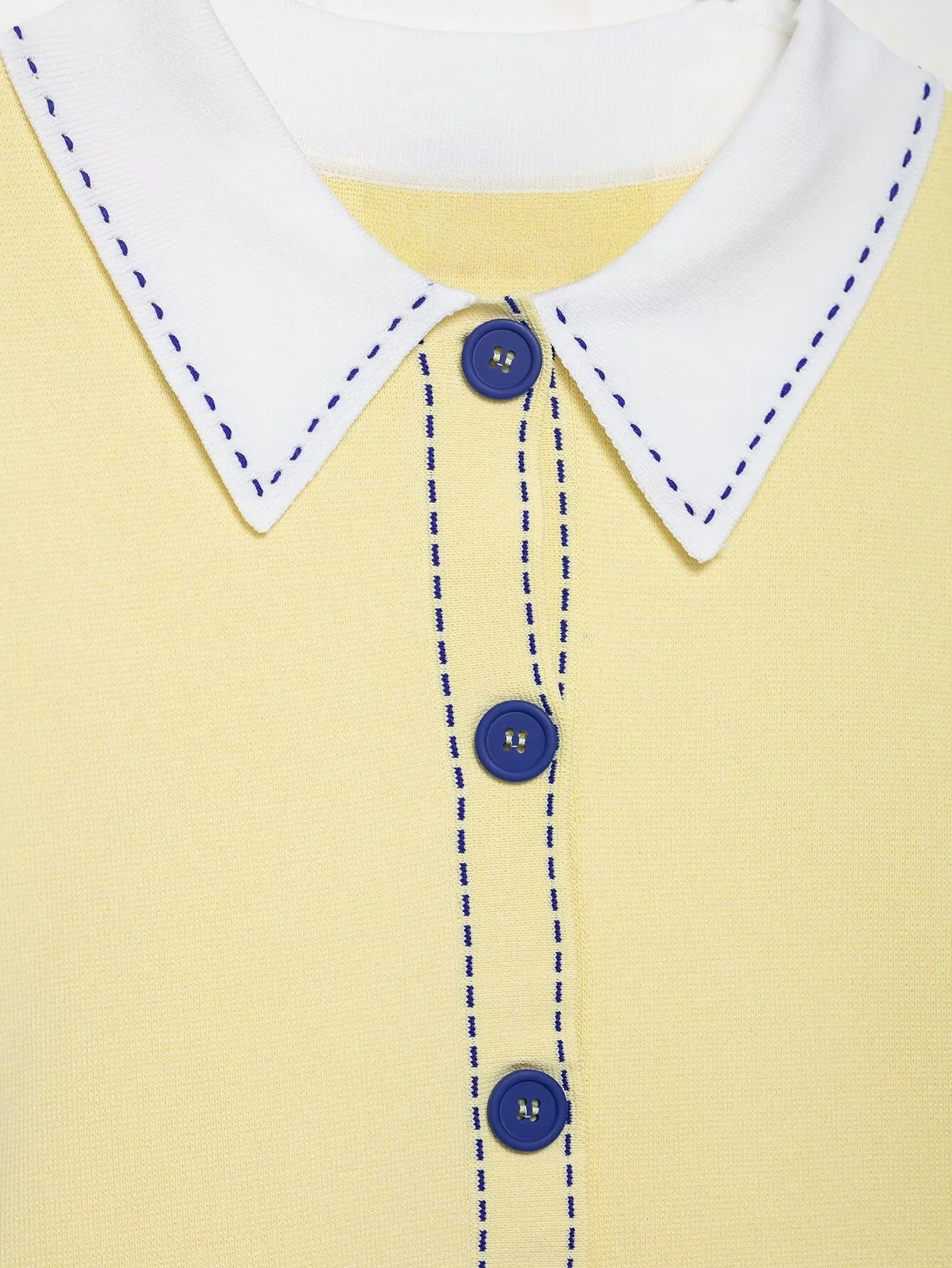 SIENNA – חולצה סרוגה קצרה עם צווארון וכפתורים בעיצוב מודרני