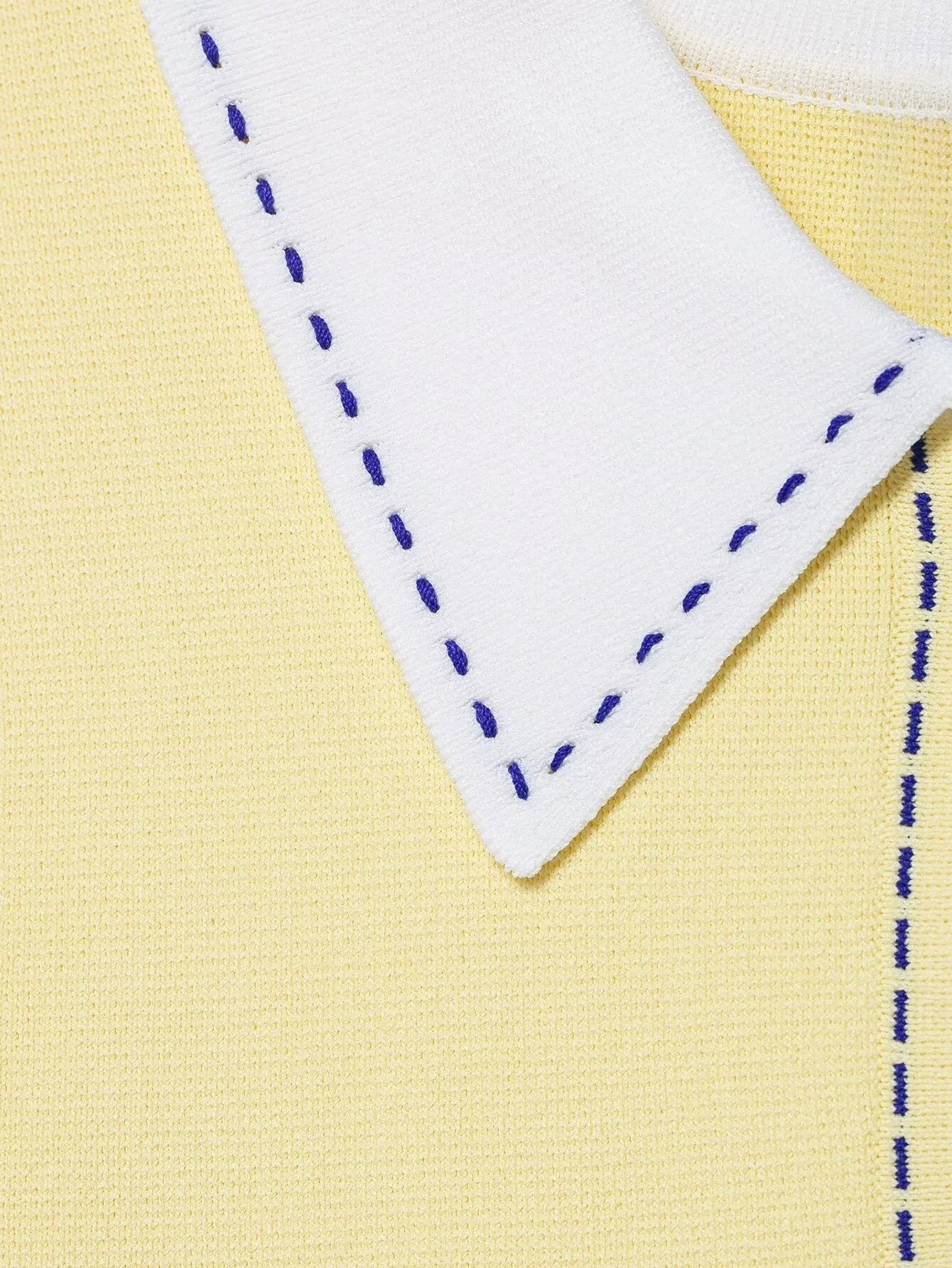 SIENNA – חולצה סרוגה קצרה עם צווארון וכפתורים בעיצוב מודרני