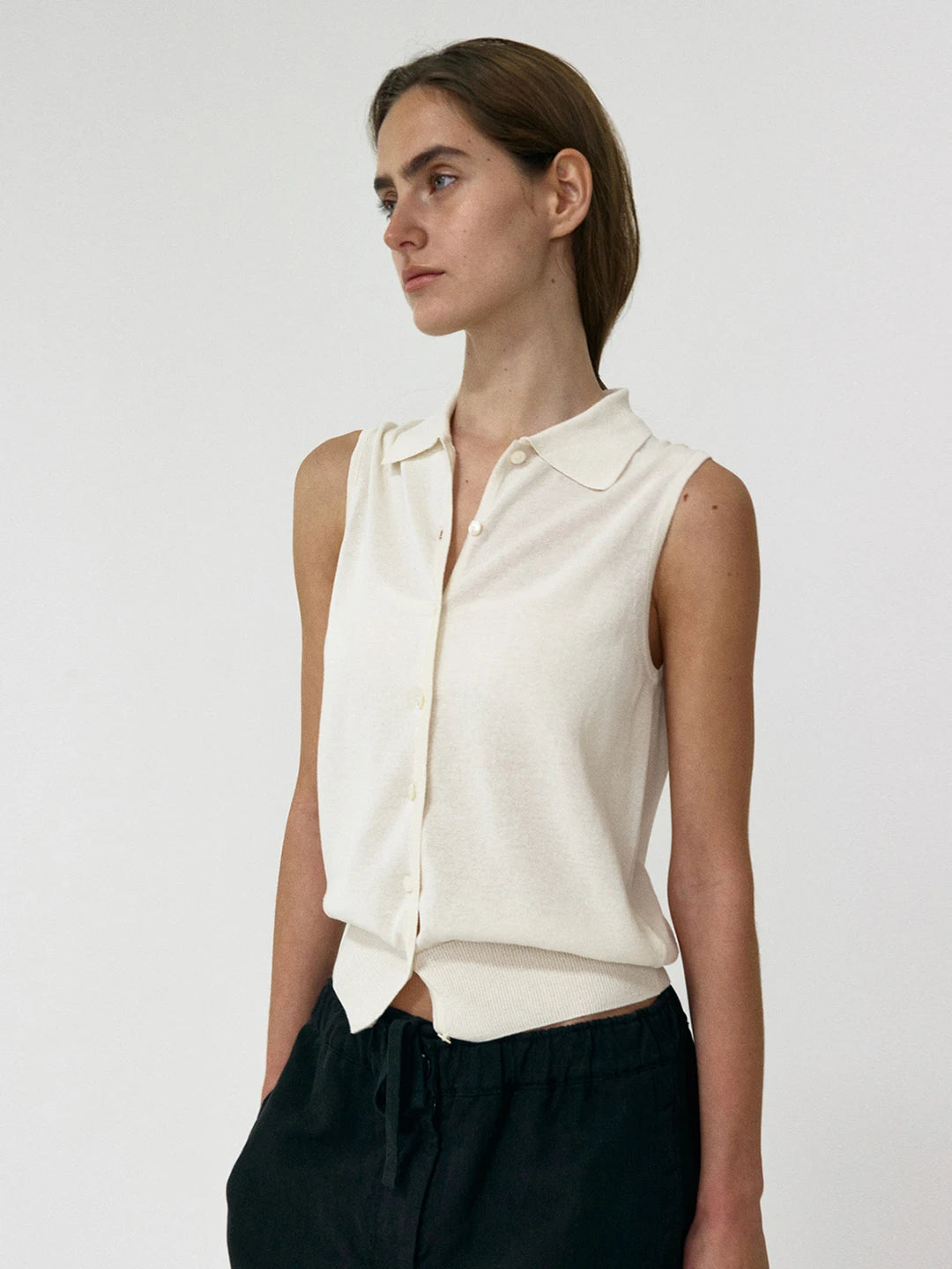 BEIGE – וסט סרוג עם צווארון פולו
