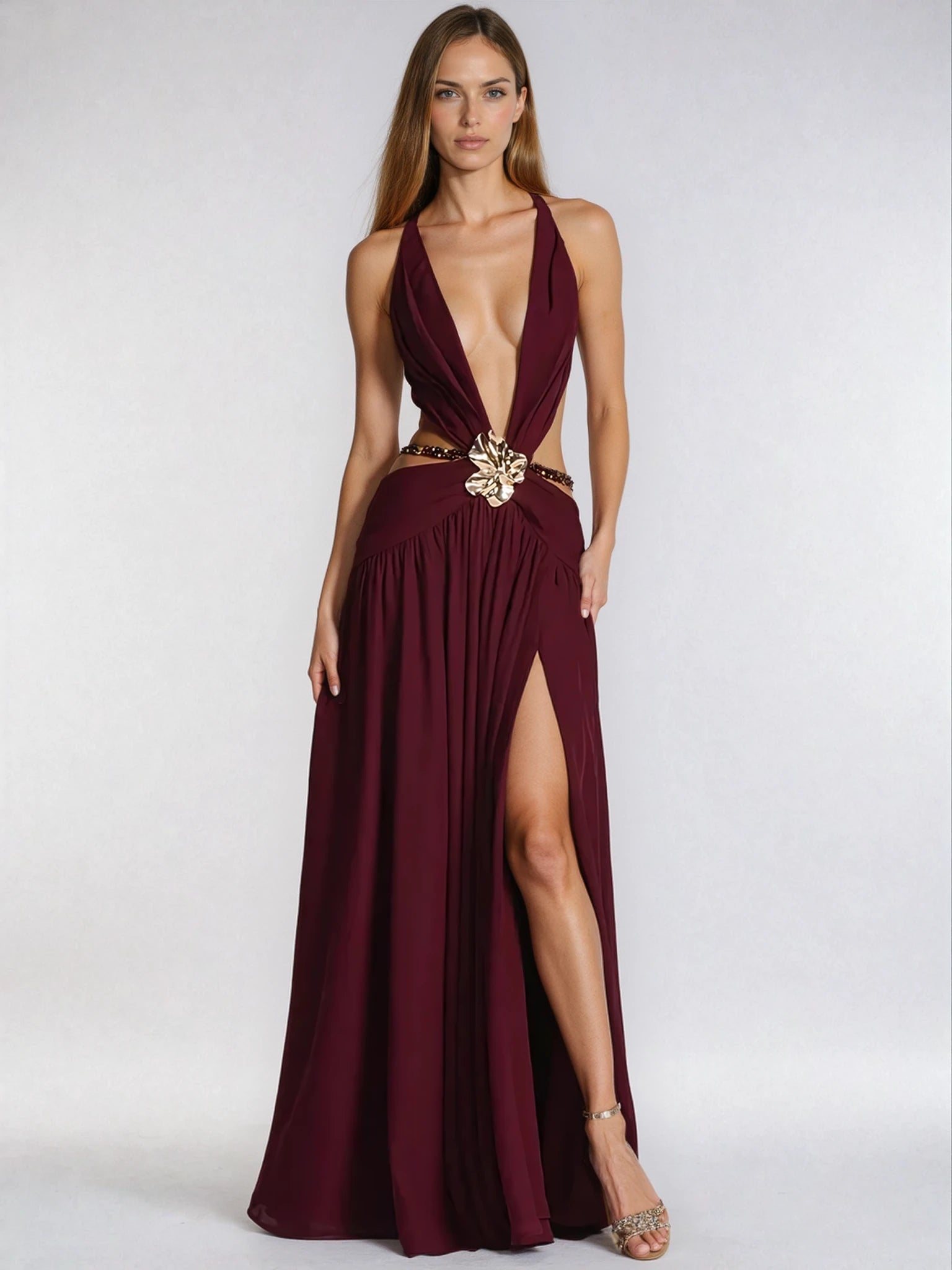 Shakira – שמלת מקסי דרמטית עם אבזם מתכת ושסע גבוה