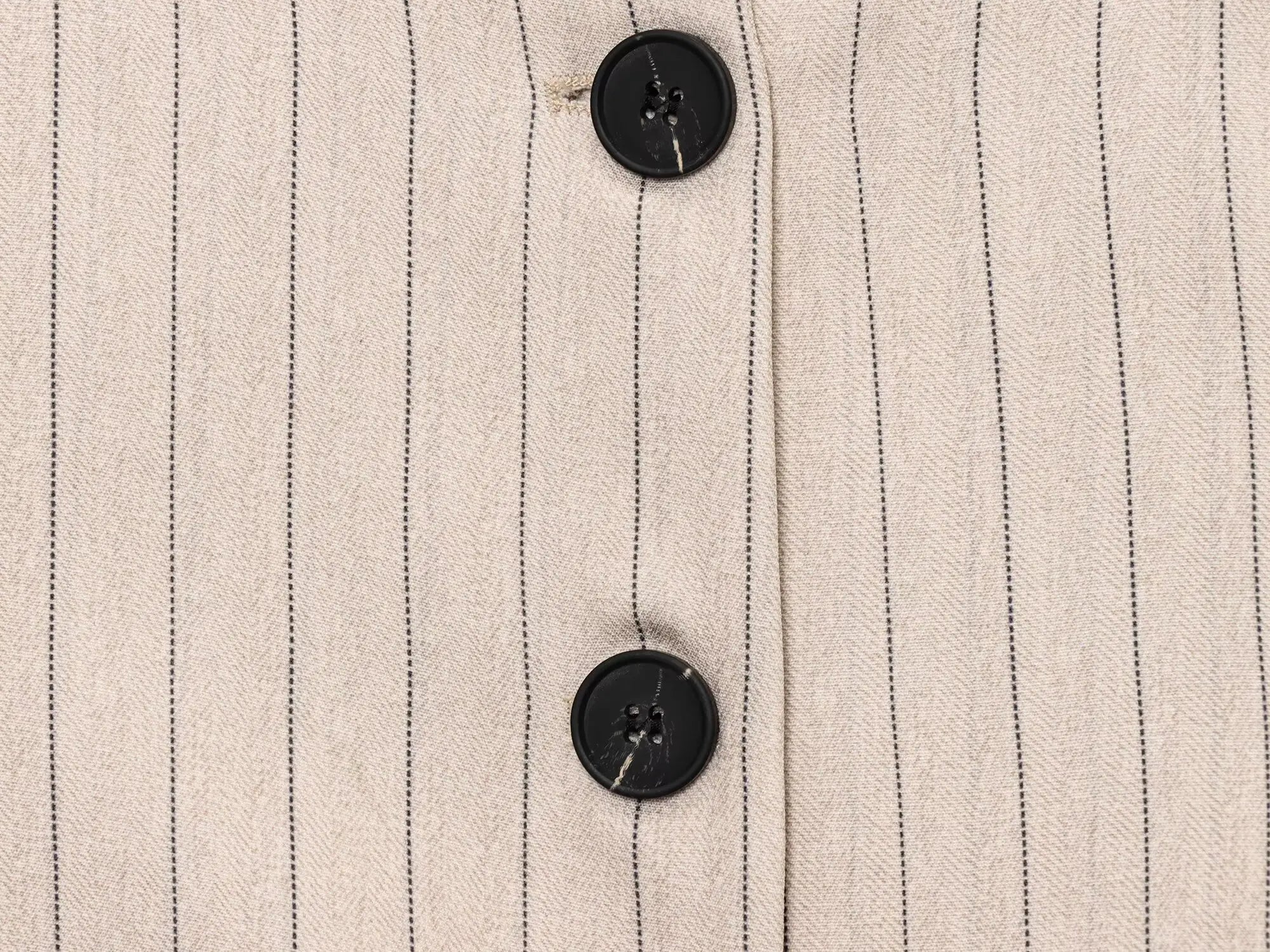 COCO – טופ פסים ללא שרוולים עם כפתורים דקורטיביים