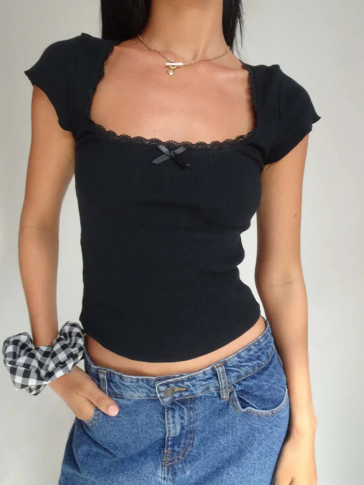 LIVIA – טי־שירט בייבי מחטבת עם תחרה וגזרת מרובע