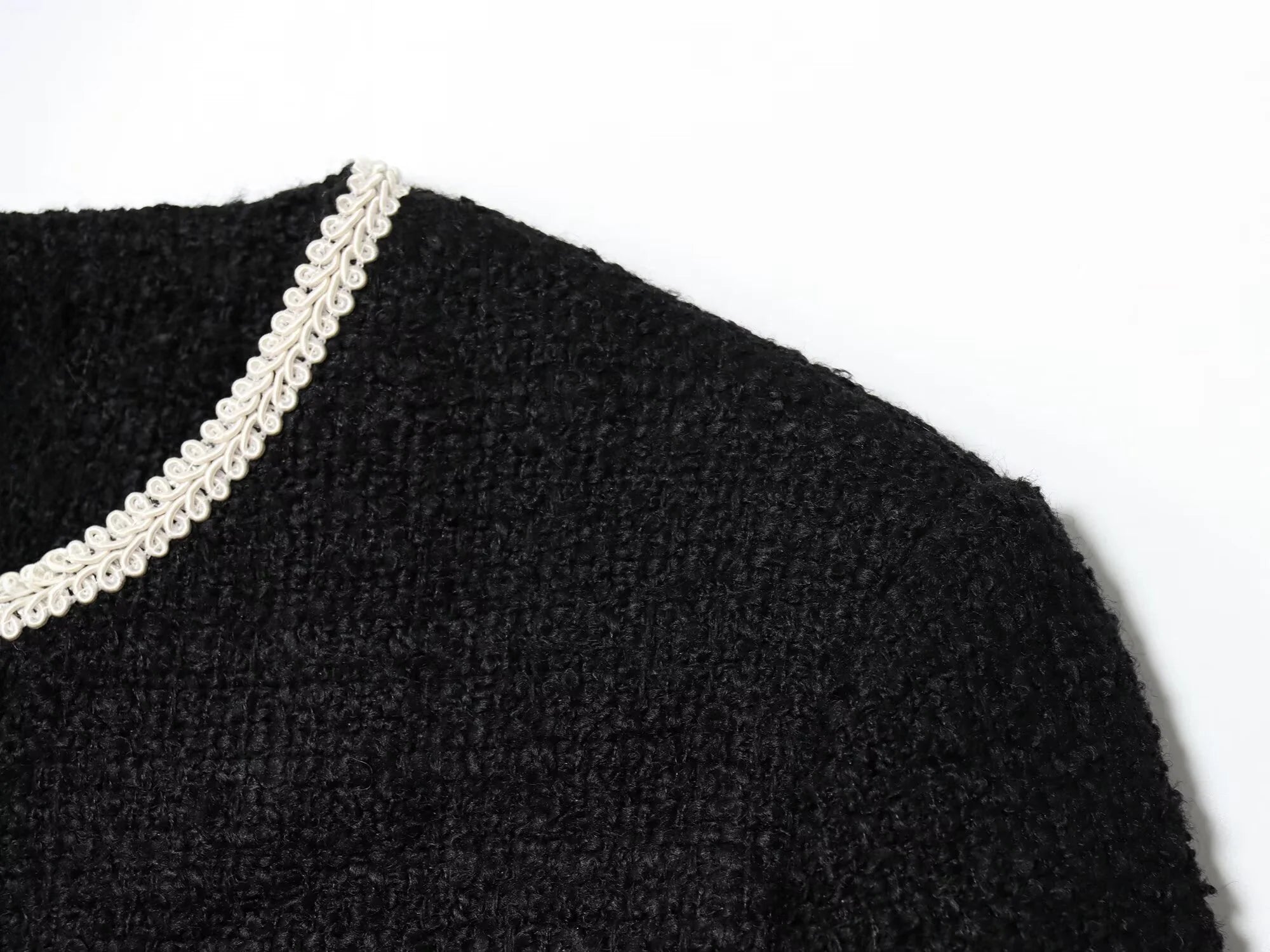 SIA – ג׳קט קצר בקונטרסט אלגנטי עם כפתורים מוזהבים